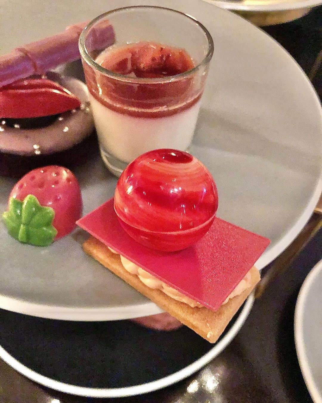 一木美里さんのインスタグラム写真 - (一木美里Instagram)「🍓🍓🍓𝒔𝒕𝒓𝒂𝒘𝒃𝒆𝒓𝒓𝒚🍓🍓🍓﻿ ﻿ 母と#ANAインターコンチネンタルホテル　の #ストロベリーアフタヌーンティー　へ☕️﻿ ﻿ スイーツ はかわいかったし﻿ ストロベリーのお茶も美味しかったなぁ✨﻿ ﻿ いちご好きにはたまらないメニュー❤️﻿ 時間がなくて猛スピードで食べたので﻿ (この写真がぶれてるのも急いでたせい笑) 期間中にもう一回ゆっくり行きたいです🥺 .﻿ .﻿ #afternoontea#strawberry#intercontinental#tokyohotel#東京#アフタヌーンティー#いちご﻿」2月19日 18時35分 - misato_ichiki