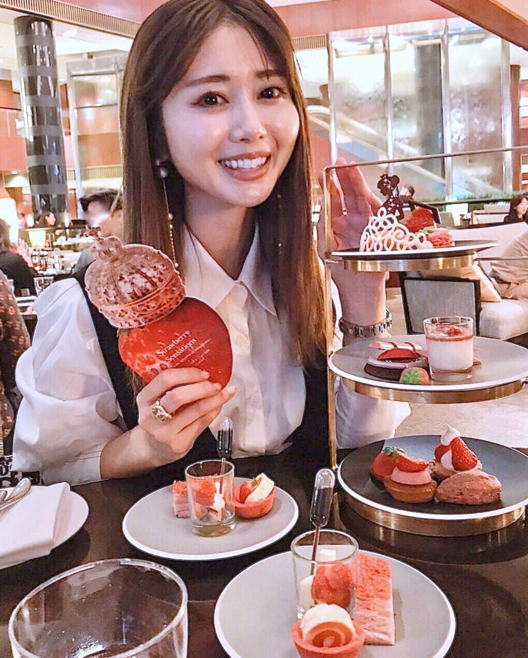 一木美里さんのインスタグラム写真 - (一木美里Instagram)「🍓🍓🍓𝒔𝒕𝒓𝒂𝒘𝒃𝒆𝒓𝒓𝒚🍓🍓🍓﻿ ﻿ 母と#ANAインターコンチネンタルホテル　の #ストロベリーアフタヌーンティー　へ☕️﻿ ﻿ スイーツ はかわいかったし﻿ ストロベリーのお茶も美味しかったなぁ✨﻿ ﻿ いちご好きにはたまらないメニュー❤️﻿ 時間がなくて猛スピードで食べたので﻿ (この写真がぶれてるのも急いでたせい笑) 期間中にもう一回ゆっくり行きたいです🥺 .﻿ .﻿ #afternoontea#strawberry#intercontinental#tokyohotel#東京#アフタヌーンティー#いちご﻿」2月19日 18時35分 - misato_ichiki