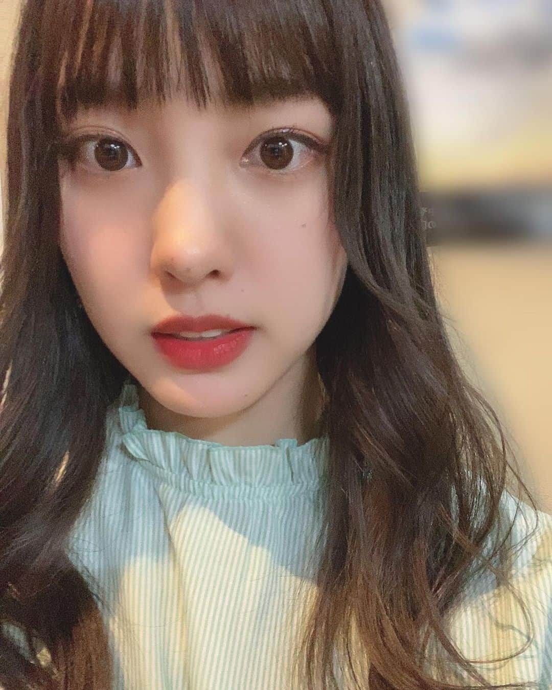 飯窪春菜のインスタグラム：「🤦🏻‍♀️💭💇🏻‍♀️ ・ ・ わーい前髪切った〜、と思って写真撮ろうとして、でも家族と一緒だったから堂々と自撮りするのも恥ずかしくて、、そんな写真です。 ・ 前髪結構短く、ぱっつん気味にしてもらいました🌸 ・ カラー、最近はカーキを入れてもらっております🦖🐊🦖🐊 ・ ・ ・ #hair  #久しぶりの #自撮り  #今日は #レディースデー だから #ヲタクに恋は難しい 観てきました #はるなの毎日  #飯窪ってる」