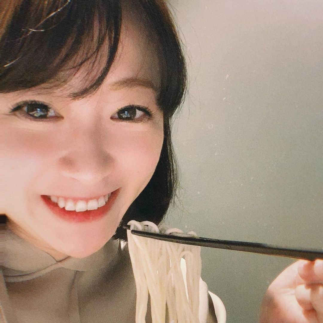 本谷亜紀さんのインスタグラム写真 - (本谷亜紀Instagram)「博多では最近王道豚骨ラーメン以外も大変流行ってて❗️特にこのお店のクリア豚骨は話題😎おそばのような感覚でするするといただけます😁店内かなりおしゃれ💪 ㅤㅤㅤㅤㅤㅤㅤㅤㅤㅤㅤㅤㅤ 会社の出張でiccという企業のセッショントークイベントに来てました🥺私は広報の専門家なんだけど、沢山の経営の話をシャワーのようにばーっと聞けて色々とやりたい事また増えました😚 #月や　#豚骨ラーメン　#博多ラーメン  #ラーメン #らーめん #拉麺 #라면#ramen#noodle  #つけ麺 #まぜそば #汁なし #麺 #麺活 #ラーメン巡り #ラーメンインスタグラマー #麺スタグラム #rameninstagramer  #travel #foodie #icc福岡」2月19日 18時42分 - akichi0518_ramen