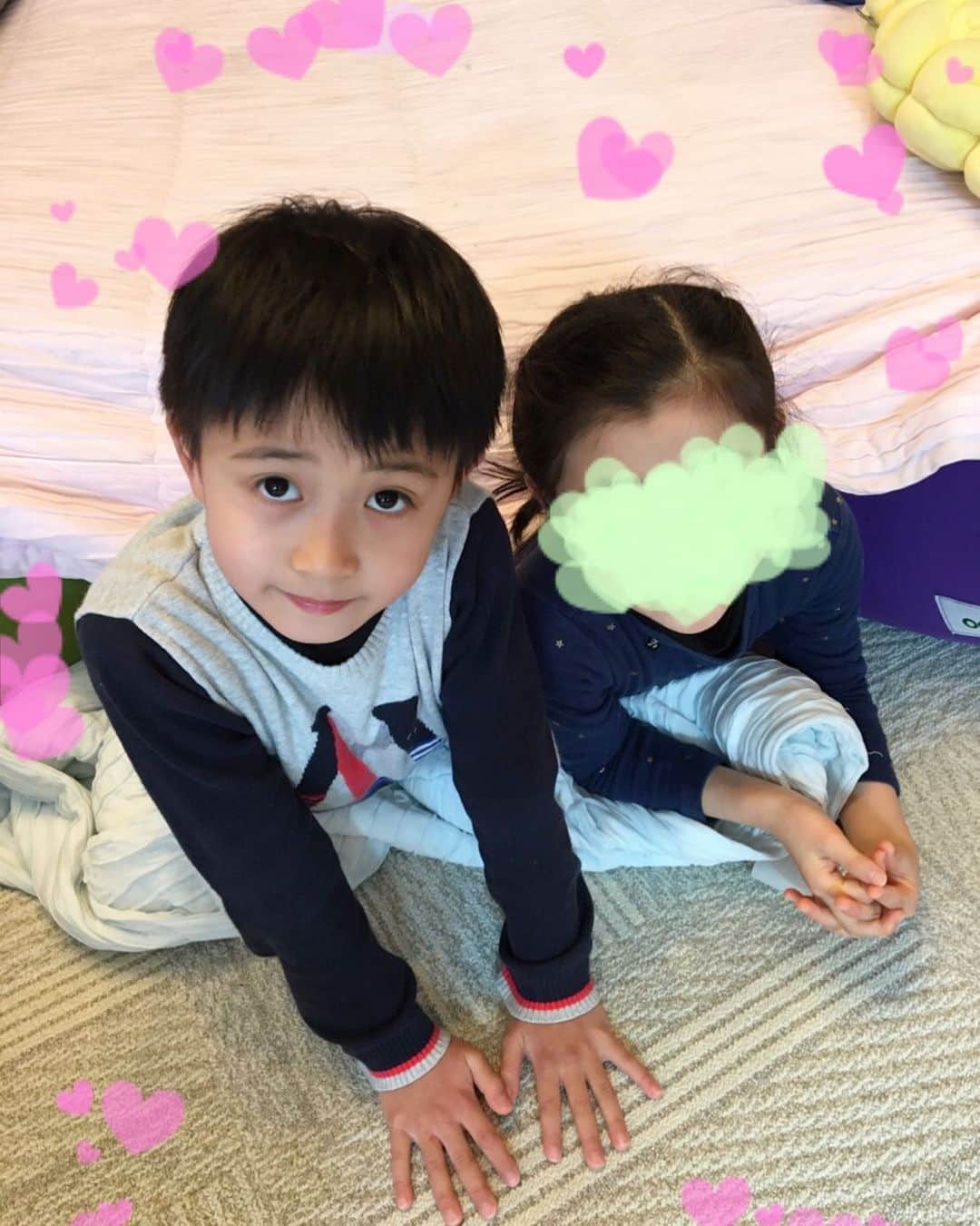 市川海老蔵 （11代目）さんのインスタグラム写真 - (市川海老蔵 （11代目）Instagram)「They’ve made a base camp. Daddy’s happy the two are playing along well. I’ll be home in 5 days.  It’s going to depend on the novel coronavirus’ situation, but the kids may come to Kyoto this weekend. It’ll be nice but at the same time worrying, so difficult to decide.  The other day we cancelled their Nagoya visit therefore they’re wanting to come over but hmm.  I’d love to see them too but hmm, hard to decide... * 基地らしいです。 二人で仲良く遊んでて、 パパは嬉しいです。 あと五日で帰るよ。  新型コロナの状態によりますが、 週末二人京都へ来るかもしれないのです。 嬉しいけど 不安だから 悩ましい、 この間の名古屋は中止にしたので 二人も来たいらしく うーん。 わたしも会いたいけど うーん、 悩ましい、  #市川海老蔵 #海老蔵 #成田屋 #歌舞伎 #ABKAI #ABMORI #ebizoichikawa #ebizo #kabuki #thunderparty #theater #theaterarts #actor #japan #classic」2月19日 18時53分 - ebizoichikawa.ebizoichikawa