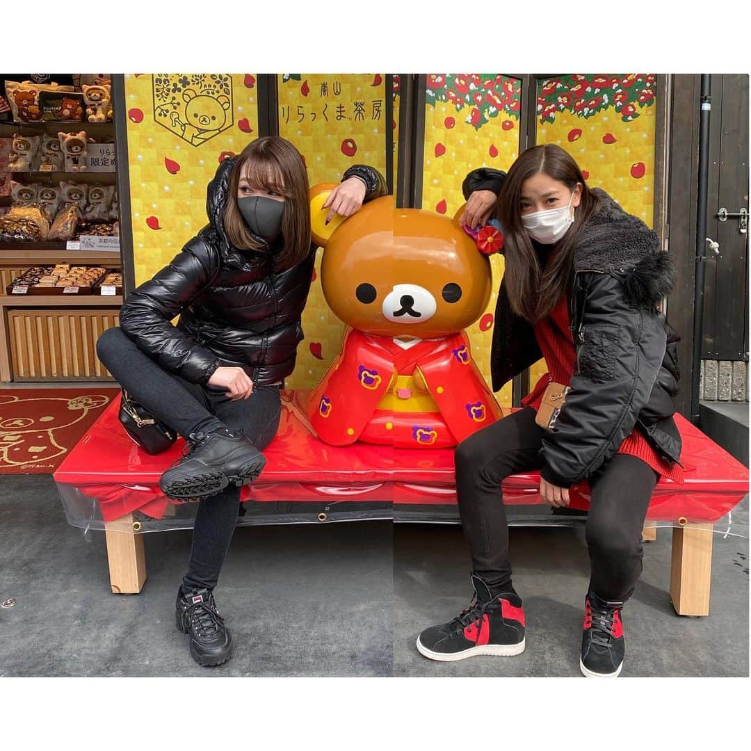 影山祥子さんのインスタグラム写真 - (影山祥子Instagram)「A birthday旅 京都.嵐山編✔️ . . 今回の旅を決める前に まずお互いの誕生日に行こうとしてたところがもろかぶりだった件ww なんならあたしはもう予約してた😂 コロナが怖いけど行ってきました🙋‍♀️✨ あたしは写真のセンスが0なので 写真はほぼ任せて、撮ったやつもらってました🥰 1枚目→渡月橋 2枚目→なんか雰囲気あるよね、カップル写り込んでるしさ☺️ 3.4枚目→動画だけどちゃんと音出してみてね☺️ 5.6枚目→こーゆーのやっちゃうよね〜☺️ってやつ。w . . 始まりから楽しかった♡ . . . #京都　#嵐山　#観光　#京都観光　#観光スポット　#渡月橋　#リラックマ　#photography #birthday #旅行　#trip #kyoto #bridge」2月19日 18時46分 - sacco324