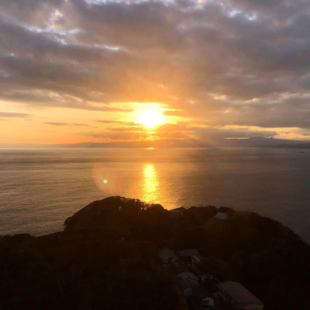 がっちゃんさんのインスタグラム写真 - (がっちゃんInstagram)「江ノ島の夕陽  #sunset #sunset_pics #sunsetphotography #夕陽 #enshima #江ノ島 #シーキャンドル #がっちゃん #がっちゃんねる」2月19日 18時46分 - gacchannel