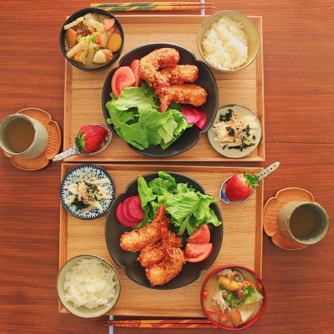 のインスタグラム：「大きなご馳走えびフライ定食。胃もたれ防止に山芋短冊を添えて。 ・ こんばんは。 珍しく晩ごはん投稿です。 立派なえびフライはコープ（ @coop_goods ）さんの。 『大きなご馳走えびフライ』という名前の通り 本当に大きくてプリプリ！ (3枚目の写真で大きさ伝わりますかね？) えびの頭から取ったスープで 味付けした衣のおかげで ソース無しでも十分美味しかったです。 夫も「これめちゃ美味しいわ」と大絶賛。 家族に言われると 何度もリピートしたくなります。 ・ 揚げ物の消化をよくするために お野菜たっぷりのサラダと 山芋の短冊切りを添えました。 てなわけで今日の薬膳走り書きはエビ。 ごちそうさまでした。 ・ ・ 【おしながき】 ごはん 具沢山の豚汁 大きなご馳走えびフライ レタスとトマトと紅芯大根 山芋の短冊切り いちご ・ Hi from Tokyo! Today’s dinner:Baked rice, pork miso soup, deep-fried shrimp w/ green salad, tomato, sliced radish, chopped yam w/ soy sauce, and strawberry as a dessert. ・ ・ 2020.02.19 Wed ・ ・ #japanesemeal #japanesefood #washoku #エビフライ #晩ごはん #おうちごはん #薬膳 #うつわ #和食器#japonais #自炊 #たなかふみえ #松浦コータロー #コープ商品60周年 #マカロニメイト #PR」