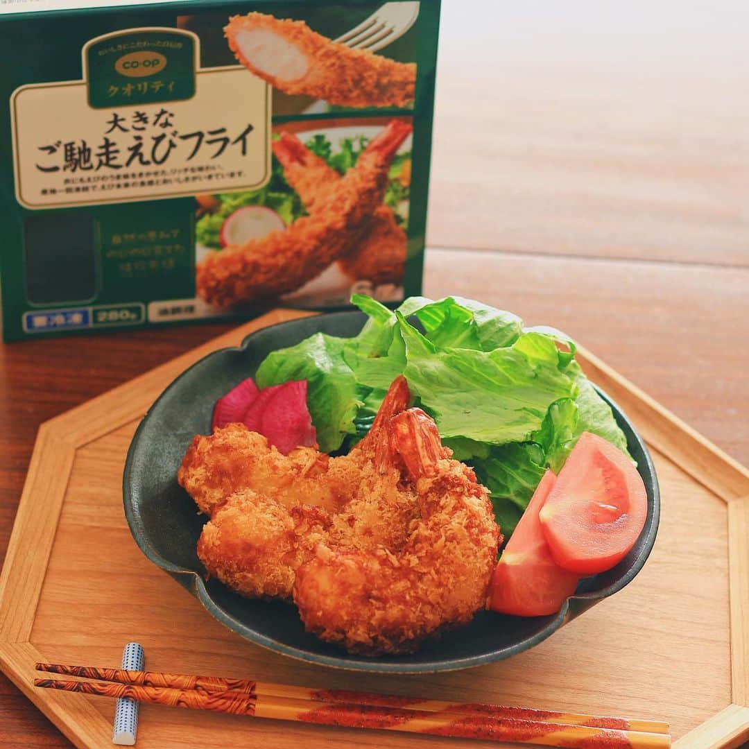 Kaori from Japanese Kitchenさんのインスタグラム写真 - (Kaori from Japanese KitchenInstagram)「大きなご馳走えびフライ定食。胃もたれ防止に山芋短冊を添えて。 ・ こんばんは。 珍しく晩ごはん投稿です。 立派なえびフライはコープ（ @coop_goods ）さんの。 『大きなご馳走えびフライ』という名前の通り 本当に大きくてプリプリ！ (3枚目の写真で大きさ伝わりますかね？) えびの頭から取ったスープで 味付けした衣のおかげで ソース無しでも十分美味しかったです。 夫も「これめちゃ美味しいわ」と大絶賛。 家族に言われると 何度もリピートしたくなります。 ・ 揚げ物の消化をよくするために お野菜たっぷりのサラダと 山芋の短冊切りを添えました。 てなわけで今日の薬膳走り書きはエビ。 ごちそうさまでした。 ・ ・ 【おしながき】 ごはん 具沢山の豚汁 大きなご馳走えびフライ レタスとトマトと紅芯大根 山芋の短冊切り いちご ・ Hi from Tokyo! Today’s dinner:Baked rice, pork miso soup, deep-fried shrimp w/ green salad, tomato, sliced radish, chopped yam w/ soy sauce, and strawberry as a dessert. ・ ・ 2020.02.19 Wed ・ ・ #japanesemeal #japanesefood #washoku #エビフライ #晩ごはん #おうちごはん #薬膳 #うつわ #和食器#japonais #自炊 #たなかふみえ #松浦コータロー #コープ商品60周年 #マカロニメイト #PR」2月19日 18時47分 - coco_kontasu