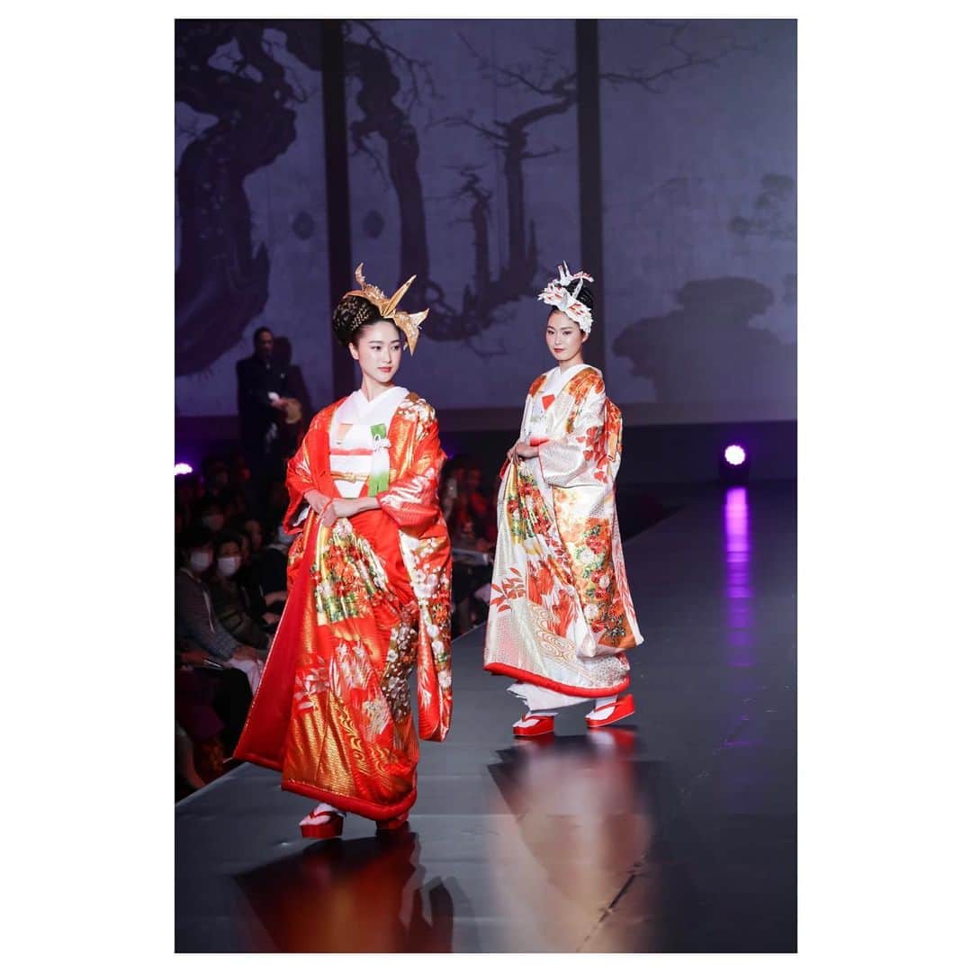 中山由香のインスタグラム：「・ ・ Yumi Katsura Grand Collection 55周年本当におめでとうございます🌸 ・ ・ #yumikatsura#kimono#dress#collection#2020 #打掛#お引きづり」