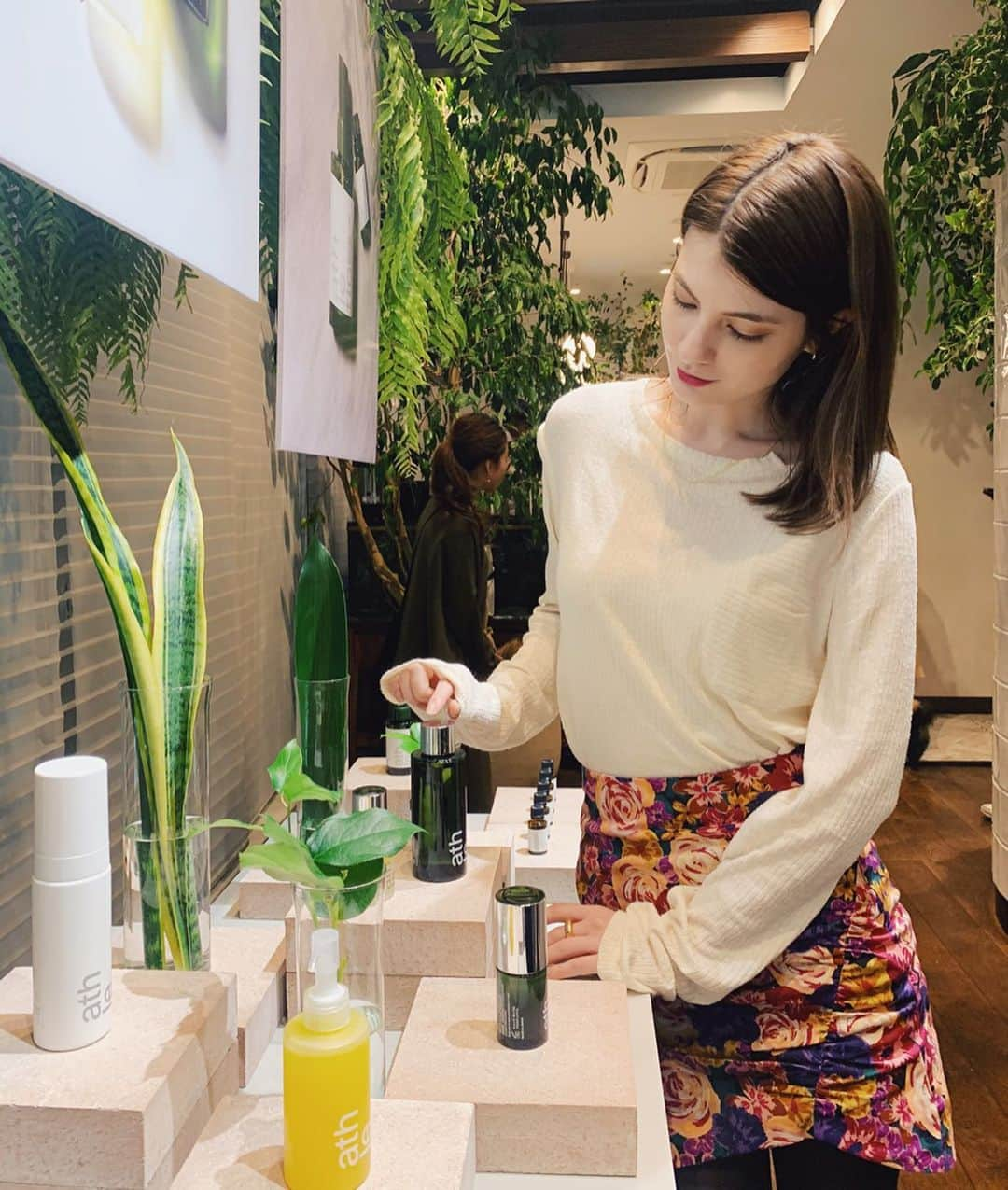 マギーさんのインスタグラム写真 - (マギーInstagram)「昨日ストーリーにアップした﻿ @athletiabeauty 🌿🌷 ﻿ ﻿ サスティナブルな時代になってきている今、﻿ 人と社会、自然への環境を配慮した﻿ clean beautyの考え方を取り入れているそう。﻿ ガラスプラスチックが﻿ ほとんどリサイクルのもの♻️﻿ ﻿ そして、香りから癒され、﻿ オイル→化粧水の順番で2ステップだけで﻿ 保湿ばっちり！！﻿ ﻿ お肌の底上げをしてくれるそうなので﻿ 花粉で揺らぎやすい今使い続けてみます🌼﻿ ﻿ #ユニセックスで使えるよ﻿ #PRするものは自分が本当に良いと思ったものしかしません」2月19日 18時51分 - maggymoon