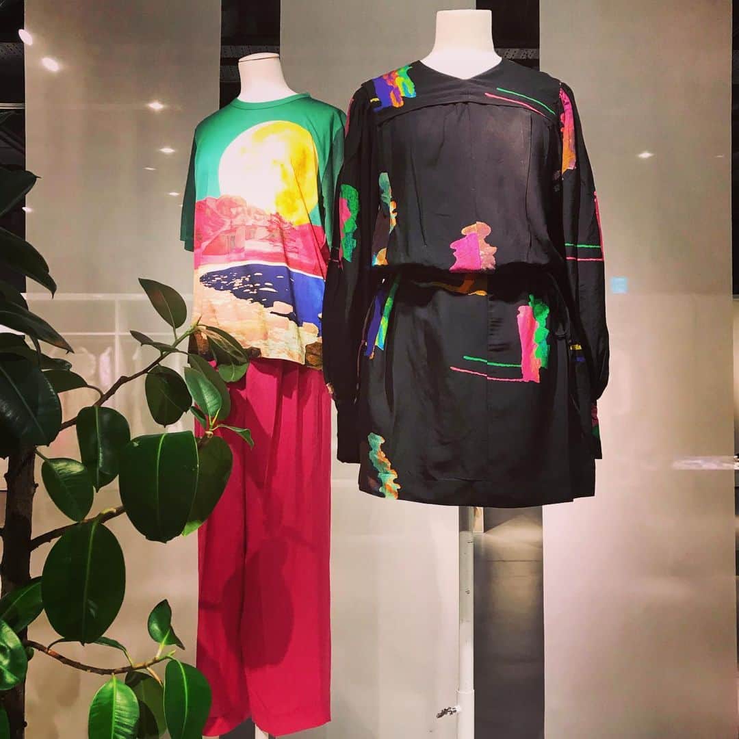GLAM JAPANのインスタグラム：「年に2回発表されるH&Mの最もハイエンドなコレクション「H&M Studio」❤️ . 2020年春夏コレクションは、スウェーデンのゴットランド島にインスピレーションを受けたもので、ゆったりとしたローエッジのワンピースと、スポーティーなスイムウェアをミックスするような自由なサーフガールをミューズとしています🏄‍♀️ . 明日2月20日（木）より全世界の限定店舗、 国内では渋谷店・新宿店、および公式オンラインストアにて発売✨ 売り切れる前にチェックして‼️ . @hm #hmstudio #20ss #スウェーデン #ゴットランド島 #ワンピース #ドレス #スイムウエア #旅行 #トラベル #コーデ」