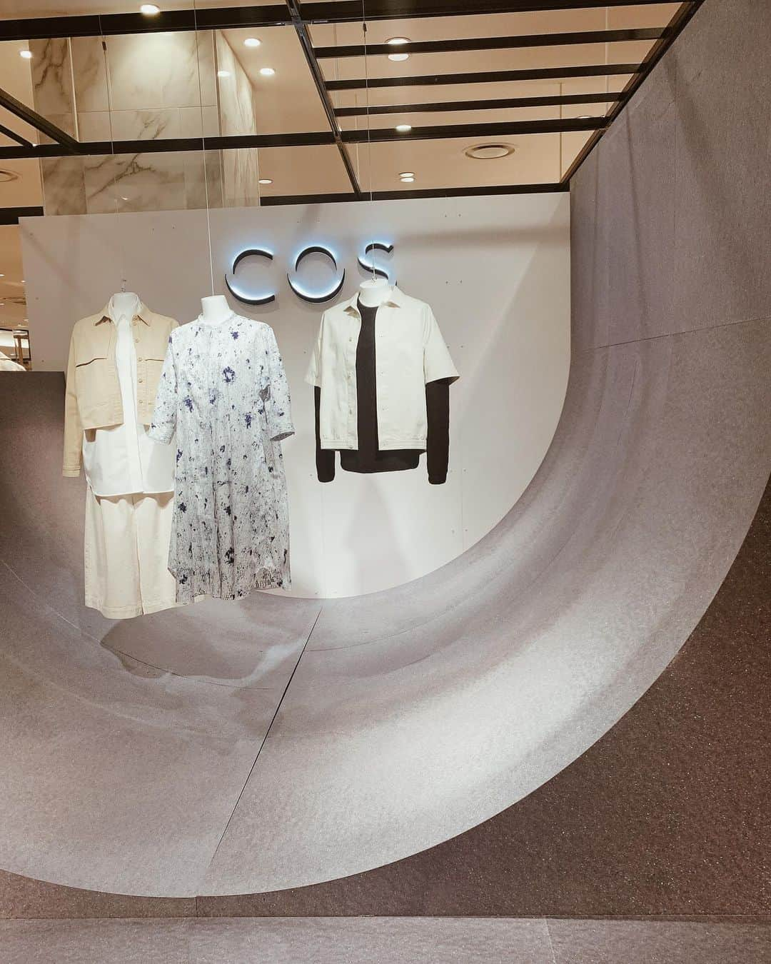 伊地知朋子さんのインスタグラム写真 - (伊地知朋子Instagram)「____ 西日本初上陸となる @cosstores_jp の popup shop at 阪急うめだ本店4F . シンプルモードミニマルな 洗練されたブランドでずっと 気になってたので早速初日に📍 25日まで開催してます✔︎ ____ #cos #popup」2月19日 18時54分 - tomoko_urbanbobby