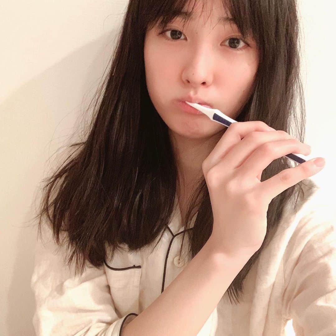 大友花恋さんのインスタグラム写真 - (大友花恋Instagram)「寝る前の歯磨き粉。 ミントが強くないのが好き。 寝る時のパジャマ。 パジャマはシャツタイプが好き。 #朝用のミント強めの歯磨き粉も欲しい #夏用の半袖シャツタイプもそろそろ探したい」2月19日 18時55分 - karen_otomo