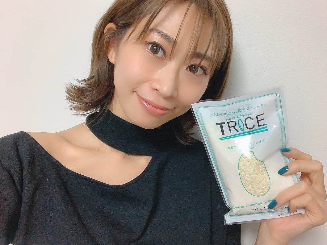 佐々木志織さんのインスタグラム写真 - (佐々木志織Instagram)「#TPICE 🍚 ご飯と比べて糖質77.9%オフ、カロリー40%オフの米粉とコンスターチ由来の無添加食品✨ 普通のご飯100g→糖質約36.8gに対し、わずか約8.1g😳 . 炊き方も炊飯器にTRICEと付属の調味シーズニングを入れて炊飯器で炊くだけで簡単！ 味もしっかりしていて、ぱらぱらピラフみたいな食感かな！ . 今回はシーフード味にしたけど、ドライカレーととり釜飯の味もまだあるから食べるのが楽しみ👻 外食では好きなもの食べたいから自宅では我慢したり調節したりするんだけど、ご飯好きの私には嬉しい食品😆 . . #健康#健康食品#糖質カット#糖質オフ#ダイエット#健康美#かんたん調理#カロリーオフ#インナービューティー」2月19日 18時58分 - shiorio118