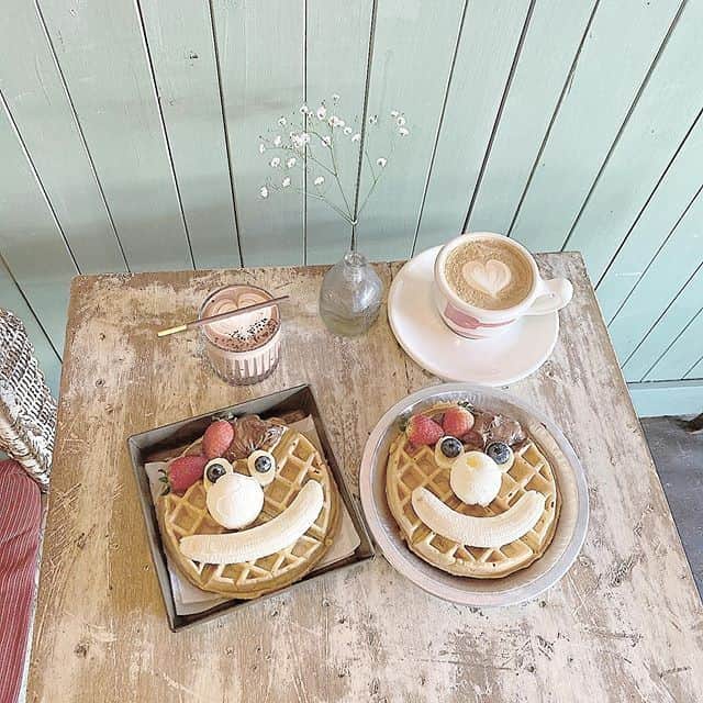 のインスタグラム：「.⠀ 【#uwasa_栃木】⠀ おいしいラテとマフィンで素敵なひとときを過ごすことができるお洒落カフェ「Waffle Coffee(ワッフルコーヒー)」をご紹介😎🍀⠀ ”古いアメリカの遊園地”がコンセプトの店内は、まるで外国に旅行に来たかのような気分にさせてくれる✈💓⠀ キュートな顔が描かれたワッフルは、見た目も味も抜群にGOOD😝✨⠀ オーナーさんがアメリカで食べ歩いたのを再現したラテやマフィンも必食です☕🌈⠀ ＊⠀ WAFFLE COFFEE👉(@wafflecoffee_1916)⠀ ＊⠀ ↓素敵なアカウントはこちら⠀ [photo by:@_____rii2]⠀ ＊⠀ <<✏️=========================>>⠀ グルメに関する素敵なお写真を⠀ 厳選してご紹介しています📷🌈⠀ 【 @uwasa_gourmet 】 or 【 #uwasa 】⠀ をタグ付けであなたの投稿が⠀ Instagramや記事で紹介されちゃうかも👀🎉⠀ 皆さんの素敵なご投稿お待ちしています🌸⠀ <<=========================🔎>>⠀ ＊⠀ #栃木 #佐野 #栃木カフェ #カフェ #cafe #カフェ部 #カフェ巡り #ラテ #latte #珈琲 #coffee #アメリカ #America #お洒落 #かわいい #wafflecoffee #ワッフル #waffle #フルーツ #fruit #苺 #いちご #ストロベリー #マフィン #muffin #可愛い #美味しい #yummy」