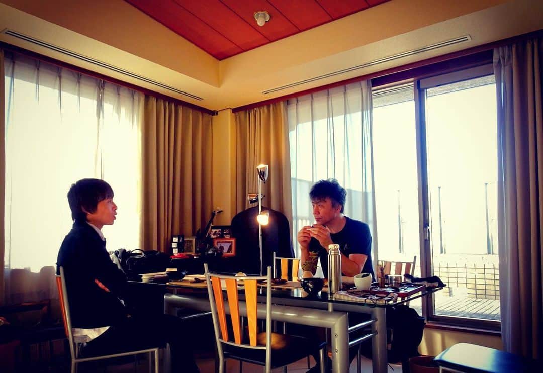 宮田和弥さんのインスタグラム写真 - (宮田和弥Instagram)「世良さんと茶話会❗️本日も豊かな時間を過ごせました❗️そして世良さん作のぐい呑みも頂いちゃいました❗️いつもありがとうございます😊 #世良公則 #宮田和弥 #茶話会」2月19日 19時03分 - miyatakazuyaofficial