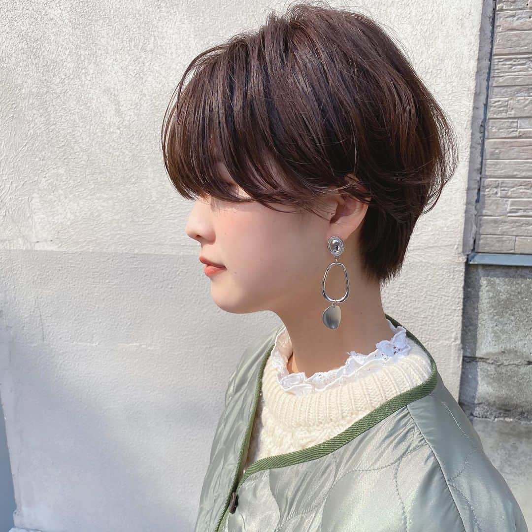 福元雄一郎さんのインスタグラム写真 - (福元雄一郎Instagram)「. この春、高校卒業を迎える皆さま  ご卒業おめでとうございます！！🥺 switchからお祝いの気持ちを込めて、 高校卒業生限定クーポン❤️ ———————————————————————— (期間)　3月1日(日)～4月15日(水)  女性限定クーポンです。  ご予約の際に、『高校卒業生クーポン』 と必ず一言お伝えください☺️ ———————————————————————— 《coupon menu》 ♢カット + ケアカラー ※ケアカラーはダメージを80％抑えてくれるカラーです ( 最終受付時間 17:00 ) (通常)¥11,550　→　¥9,900 ♢カット + ケアカラー + トリートメント ( 最終受付時間 17:00 ) ¥13,200　→　¥10,900 ———————————————————————— ◇ショートに切りたいけどなかなか勇気が出ない。。。 ◇似合うショートを見つけてほしい。 ◇小顔に見せたい。 ◇髪質も骨格もカバーしてほしい。 そんな方は福元まで🙆🏻‍♂️ ———————————————————————— 髪質、骨格を見極めて、 一人一人にあわせた オーダーメイドカットお任せください✂︎ ———————————————————————— #イロンナカタチ  #ショートは福元まで ◇ご予約はDMでも承っております🙆‍♂️ . . . @switch_hair . #switchhairFUKUOKA #switch  #switchhair  #福岡美容室  #大名美容室  #天神美容室 #ショートヘア #福岡ショート #福岡ショートヘア #ショート#ショートカット#ショートボブ#ショートヘアー#似合わせカット#前髪#前髪カット#ヘアスタイル#ヘアカタログ#小顔カット#グレージュ#ハイライト#ハンサムショート #似合わせカット」2月19日 19時03分 - yuichiro0522