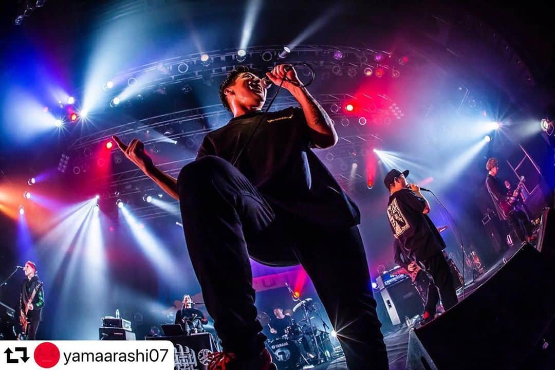 SATOSHIのインスタグラム：「仙台に続き東京！ありがとうございました！ 次は大阪！  #repost @yamaarashi07 ・・・ ‪HAZIKETEMAZARE TOUR 2020‪  東京ありがとうございました！  今週末は大阪よろしくお願いします！  Photo by @hayachinphoto  #山嵐‬ ‪#東京‬ ‪#ハジマザ‬ ‪#ハジマザツアー‬」