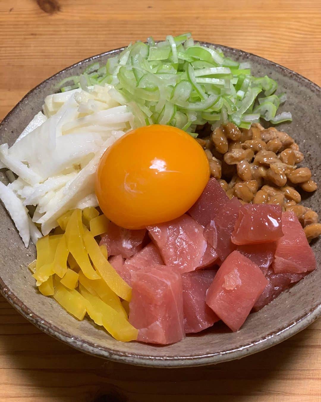 のインスタグラム：「納豆＆生の山芋がコロナやインフルに良いと聞いた。  おい、完全に俺の大好きなやつやないか❤️ まぐろぶつと沢庵とねぎと卵黄をプラス 混ぜ混ぜして海苔で巻いたら、最強のお酒泥棒やー🍻 (うん、白飯泥棒でもある🍚) しかし、これで呑みすぎて、抵抗力下がるパターンあるな…  #covid19 #健康 #抵抗力 #インフルエンザ #インフルエンザ対策 #新型コロナウイルス対策 #新型コロナウイルス #納豆 #山芋 #ねばねば #まぐろぶつ #酒の肴 #おつまみ #肴 #家飲み #宅飲み #instafood #delicious #food #cooking  #グルメ #野菜ソムリエ #アスリートフードマイスター #フードコーディネーター #食育インストラクター #bbqインストラクター #料理研究家 #料理男子 #料理芸人 #クック井上。」