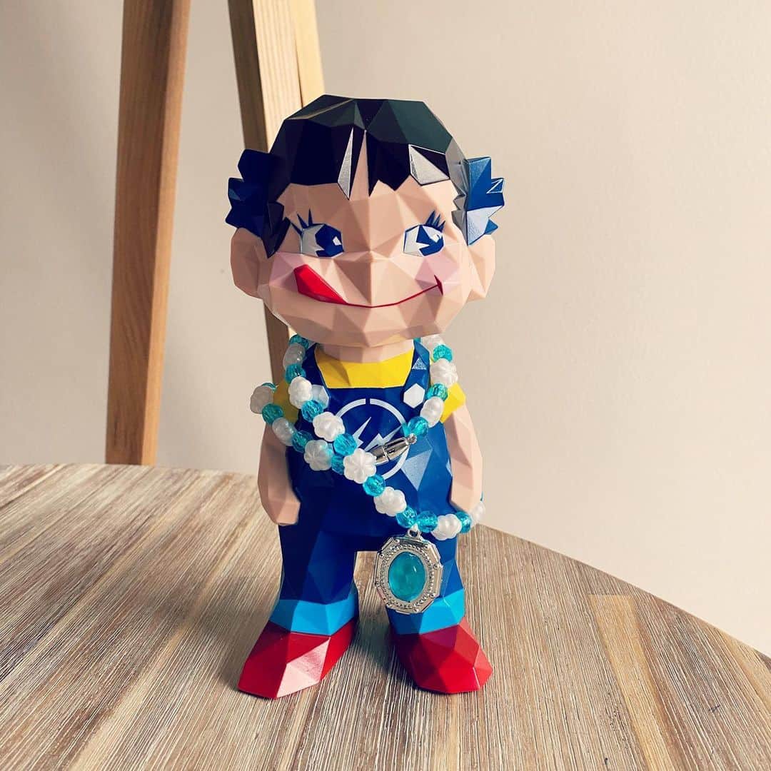 MEGのインスタグラム：「３歳になり、ドレスやケープ、きらめく貴金属類を身にまとう、プリンセスブームが到来。 ナーサリーに持ってくのはひとつだけ、という決まり。 #お母さんからそれ木彫りかとメールきた」