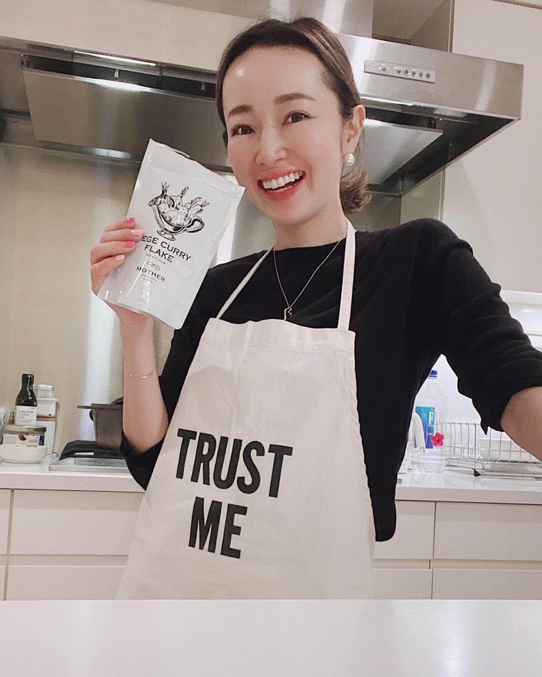 のインスタグラム：「今夜は娘のリクエストでカレー🍛❤️ 植物性原料と小麦粉を使っていない無添加のカレーフレークは、大人用と子供用をストック👩🏻‍🍳 野菜を炒めるときに少し塩麹を入れるとコクが増す気がします✨　お塩の代わりに愛用している塩麹(画像3枚目)です🤍　#curry #vegecurryflake #塩麹」