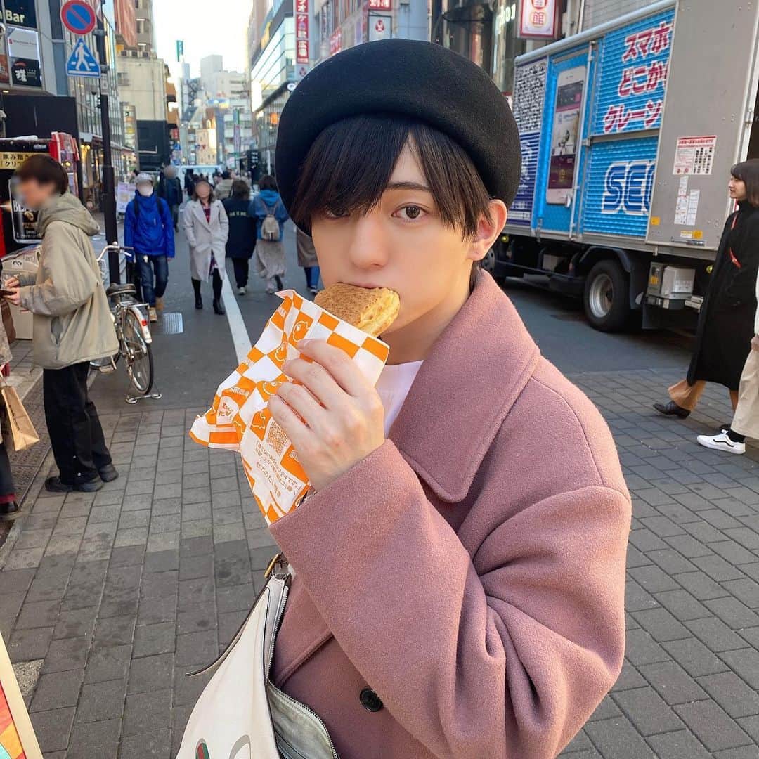 こんどうようぢのインスタグラム：「たいやきはあんこじゃなくて カスタード派です。皆は何派？ 食べてる投稿多すぎやな。」
