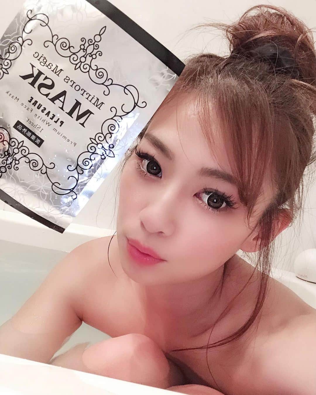 長谷川唯のインスタグラム：「・ ・ お風呂の時間大好き🕊🤍🤍🤍化粧落としてお気に入りのパックしよー👌🏻✨このパック、した後ほんと透明感がでて肌がもっちもち🥺👏🏻✨ ・ ・ #お風呂大好き #昨日は飲み過ぎたけど楽しすぎた #フェイスパック #me #happy」