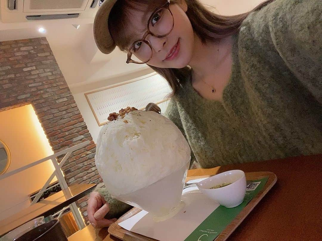 桃乃木かなさんのインスタグラム写真 - (桃乃木かなInstagram)「久しぶりに「銀座のジンジャー」さんへ🍧 ‪・ソルティナッツとバジル﻿ ・ほうじ茶きな粉﻿ ﻿ カマンベールレアチーズとバジルソースの塩気が何ともイタリアン！独特な癖になる一杯でした😋﻿ ほうじ茶きな粉は中にわらびもちとあずきも入ってて豪華！特に上に乗ったきな粉エスプーマが甘くて美味しかったです✨  #銀座のジンジャー #銀座一丁目　#かき氷」2月19日 19時23分 - kana_momonogi