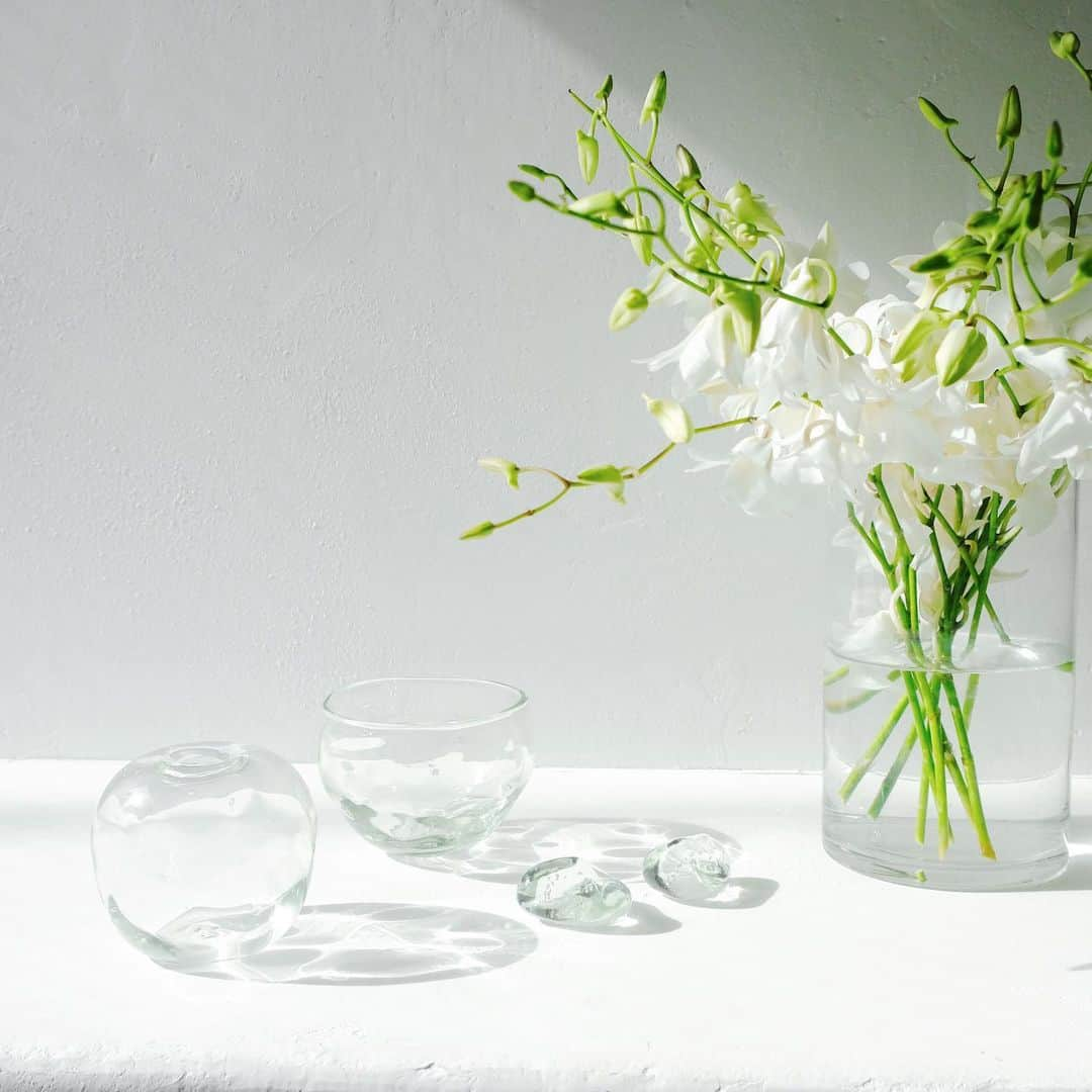 CASA FLINEさんのインスタグラム写真 - (CASA FLINEInstagram)「CASA FLINE for Earth﻿ 【おおやぶみよ】glass | vase﻿ | stone ﻿ おおやぶみよさんのゆったりとした﻿ 一つ一つに表情のある気泡や﻿ 温もりを感じさせてくれる﻿ 美しいガラスの作品は﻿ 沖縄中部の読谷村で製作されています﻿ ﻿ 一点一点、吹きガラス製法で生み出され﻿ どれもやさしい佇まいでありながら﻿ 力強さを感じさせます﻿ ﻿  どこでだれがどんな思いでつくっているのか もののものがたりを知る事で﻿ ストーリーのある暮らしを ﻿ 🌿Sustainable policy ﻿ Hand made| craftsmanship ﻿ ﻿ ﻿ #おおやぶみよ﻿ #casafline #sustainable #sustainablefashion #organic #craftmanship #upcycle #reuse﻿ #madebyearth#earth#ethical#craftsmanship #handmade #tokyo #fashion #modefashion﻿ #sustainablemodefashion #casaflineforearth」2月19日 19時23分 - casa_fline