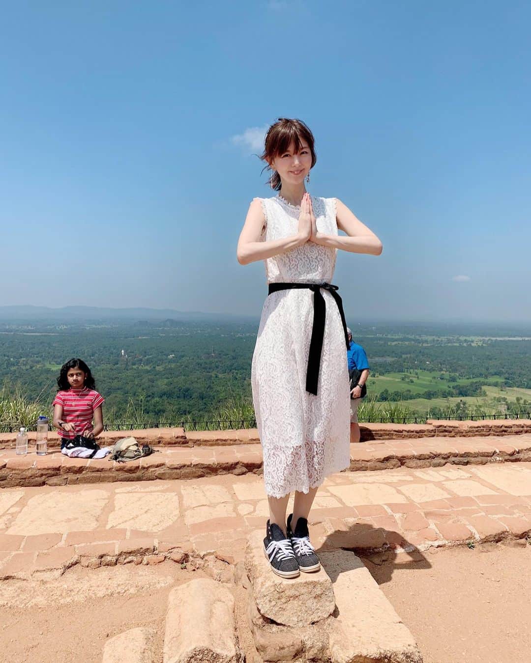 satomiさんのインスタグラム写真 - (satomiInstagram)「スリランカの世界遺産！ シーギリヤロック登りました◡̈✨ * * 最高ーー‼️‼️ * * なんかインド系の色んな子供達に写真をお願いされましたww * * #සීගිරිය #シーギリヤロック #AncientCityofSigiriya #VilleanciennedeSigiriya #世界遺産 #空中宮殿 #スリランカ #一人旅 #タビジョ  #旅ジョ #女子旅 #ラピュタ #最高 #天空の城ラピュタ  #シーギリヤロック登頂  #世界遺産巡り」2月19日 19時25分 - saatoomii47