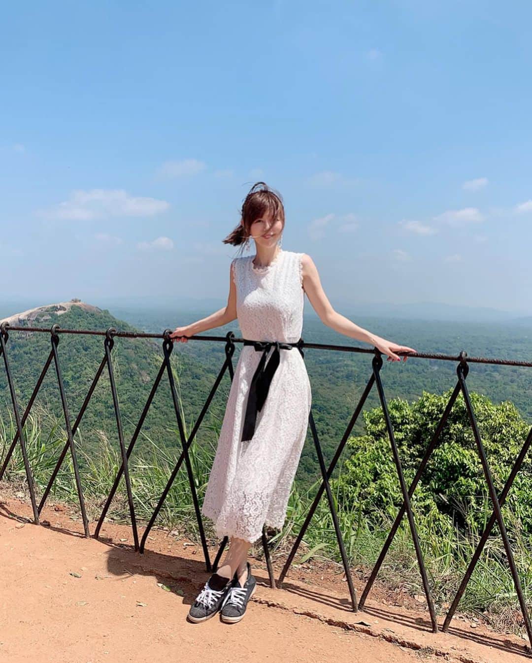 satomiさんのインスタグラム写真 - (satomiInstagram)「スリランカの世界遺産！ シーギリヤロック登りました◡̈✨ * * 最高ーー‼️‼️ * * なんかインド系の色んな子供達に写真をお願いされましたww * * #සීගිරිය #シーギリヤロック #AncientCityofSigiriya #VilleanciennedeSigiriya #世界遺産 #空中宮殿 #スリランカ #一人旅 #タビジョ  #旅ジョ #女子旅 #ラピュタ #最高 #天空の城ラピュタ  #シーギリヤロック登頂  #世界遺産巡り」2月19日 19時25分 - saatoomii47
