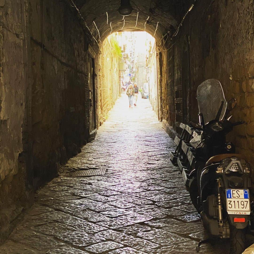 伊達公子さんのインスタグラム写真 - (伊達公子Instagram)「Napoli の1日 ローマやフィレンツェとは違う雰囲気のナポリ。 #伊達公子 #kimikodate #テニス #テニスプレーヤー #テニスプレイヤー #tennis #tennisplayer #instatennis #instasports #italy #napoli #イタリア #ナポリ #pizza #pizzamargherita #ピッツァ #ピッツァマルゲリータ #ガイドさん付き #揚げピッツァ #ナポリの街」2月19日 19時25分 - kimiko.date