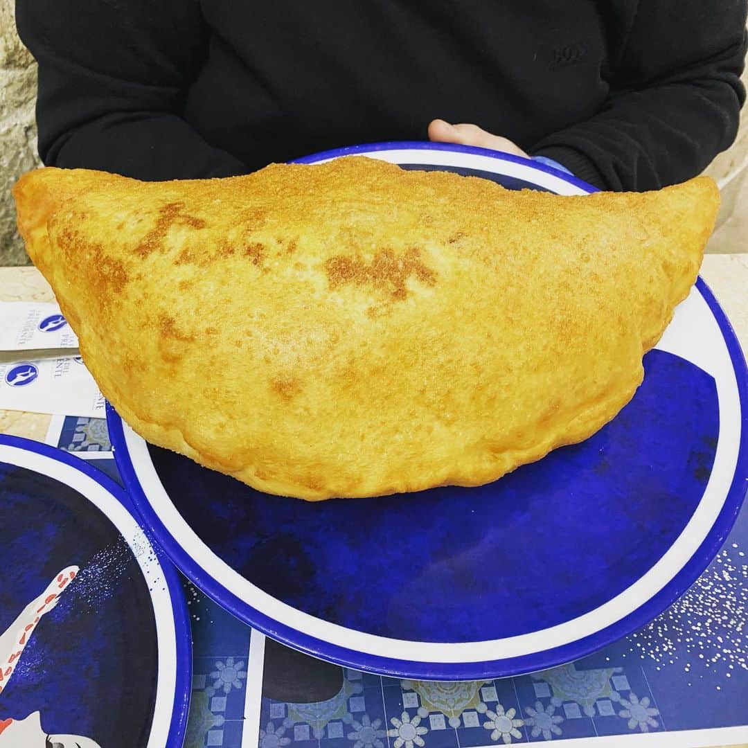 伊達公子さんのインスタグラム写真 - (伊達公子Instagram)「Napoli の1日 ローマやフィレンツェとは違う雰囲気のナポリ。 #伊達公子 #kimikodate #テニス #テニスプレーヤー #テニスプレイヤー #tennis #tennisplayer #instatennis #instasports #italy #napoli #イタリア #ナポリ #pizza #pizzamargherita #ピッツァ #ピッツァマルゲリータ #ガイドさん付き #揚げピッツァ #ナポリの街」2月19日 19時25分 - kimiko.date