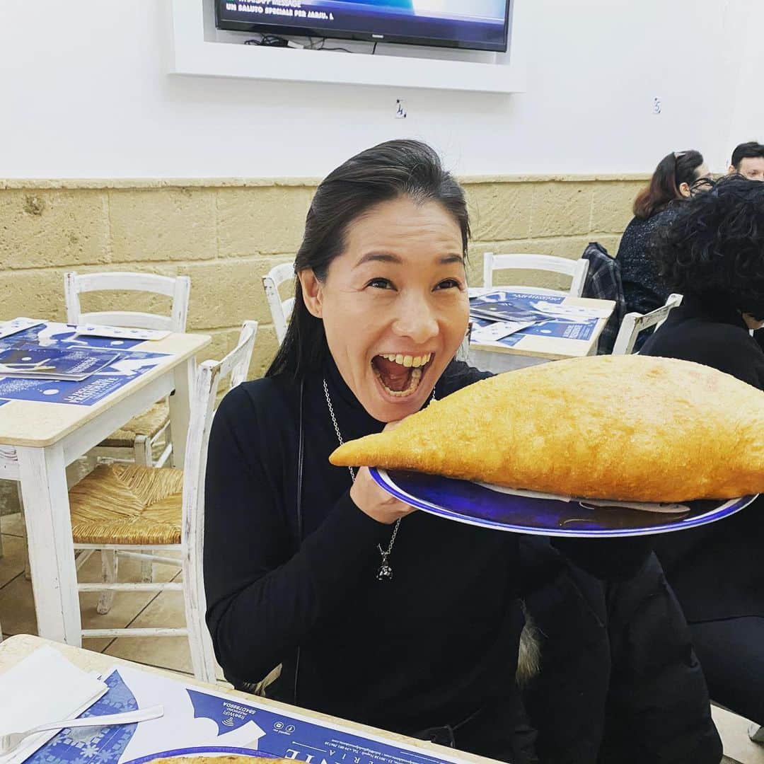 伊達公子さんのインスタグラム写真 - (伊達公子Instagram)「Napoli の1日 ローマやフィレンツェとは違う雰囲気のナポリ。 #伊達公子 #kimikodate #テニス #テニスプレーヤー #テニスプレイヤー #tennis #tennisplayer #instatennis #instasports #italy #napoli #イタリア #ナポリ #pizza #pizzamargherita #ピッツァ #ピッツァマルゲリータ #ガイドさん付き #揚げピッツァ #ナポリの街」2月19日 19時25分 - kimiko.date