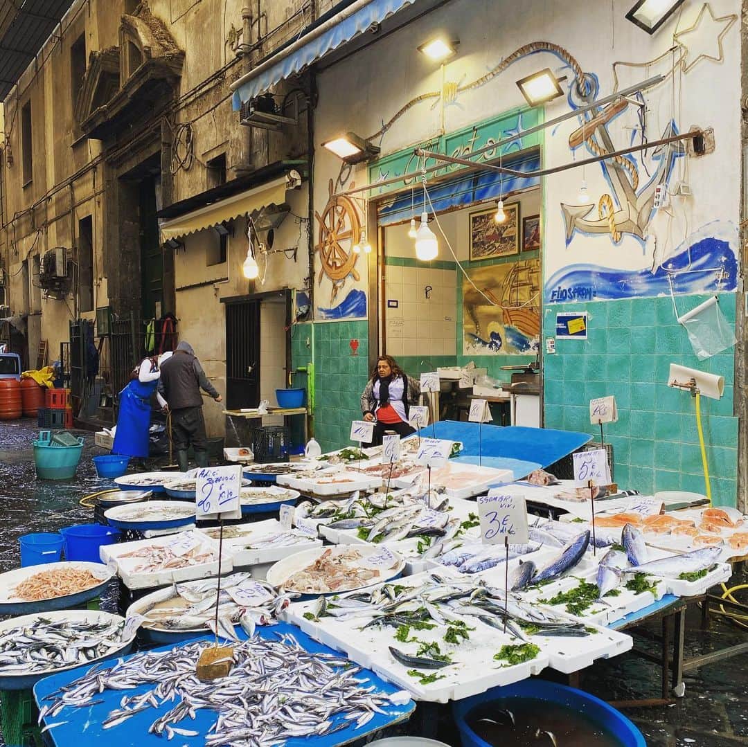 伊達公子さんのインスタグラム写真 - (伊達公子Instagram)「Napoli の1日 ローマやフィレンツェとは違う雰囲気のナポリ。 #伊達公子 #kimikodate #テニス #テニスプレーヤー #テニスプレイヤー #tennis #tennisplayer #instatennis #instasports #italy #napoli #イタリア #ナポリ #pizza #pizzamargherita #ピッツァ #ピッツァマルゲリータ #ガイドさん付き #揚げピッツァ #ナポリの街」2月19日 19時25分 - kimiko.date