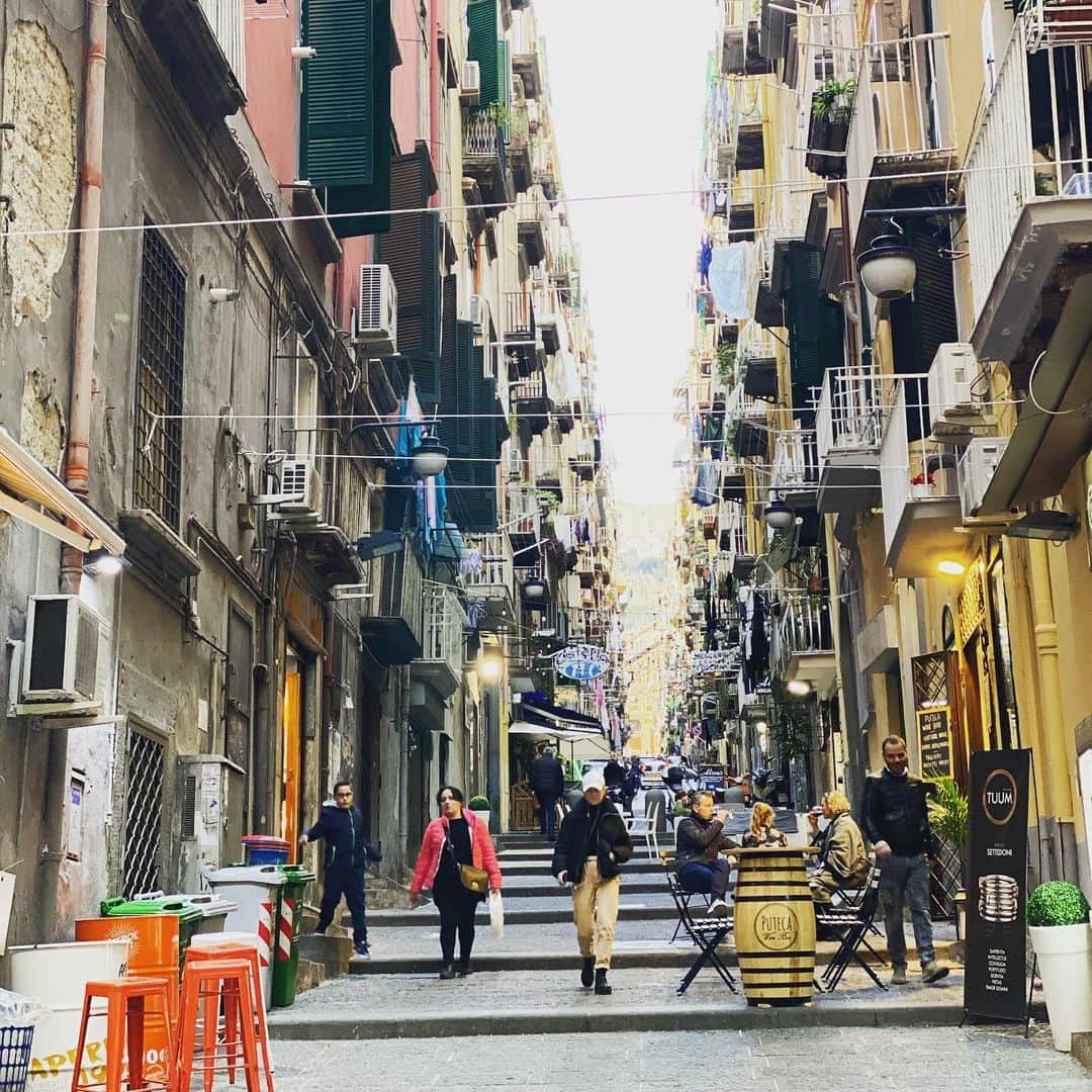 伊達公子さんのインスタグラム写真 - (伊達公子Instagram)「Napoli の1日 ローマやフィレンツェとは違う雰囲気のナポリ。 #伊達公子 #kimikodate #テニス #テニスプレーヤー #テニスプレイヤー #tennis #tennisplayer #instatennis #instasports #italy #napoli #イタリア #ナポリ #pizza #pizzamargherita #ピッツァ #ピッツァマルゲリータ #ガイドさん付き #揚げピッツァ #ナポリの街」2月19日 19時25分 - kimiko.date