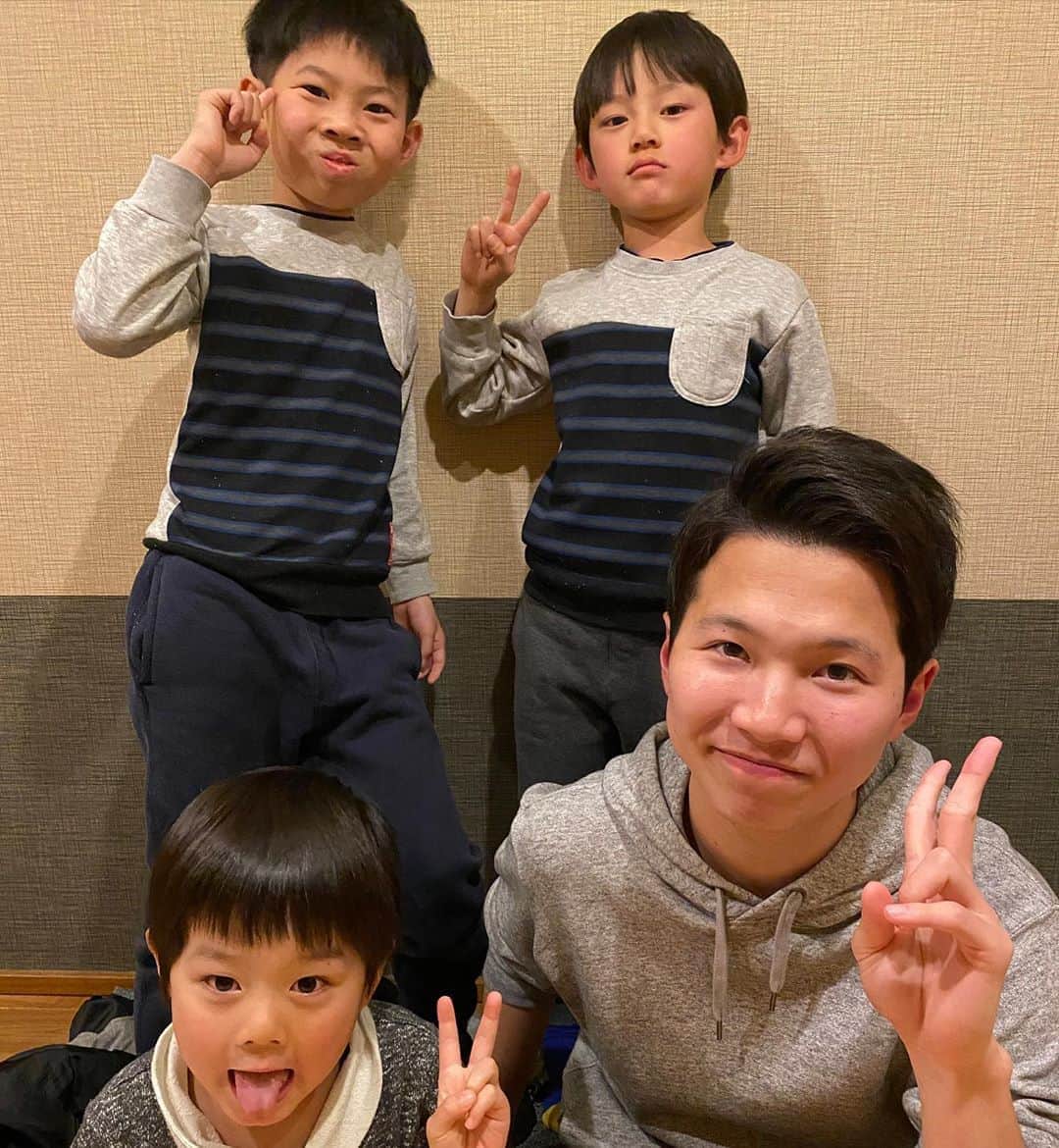 のインスタグラム：「久し振りに4人揃っての散髪✨ 私も髪の毛綺麗にしたいけど、今日は付き添いのみ…❗️ 白髪が気になるお年頃なんです😭  #brother4 #ママもおしゃれしたい」