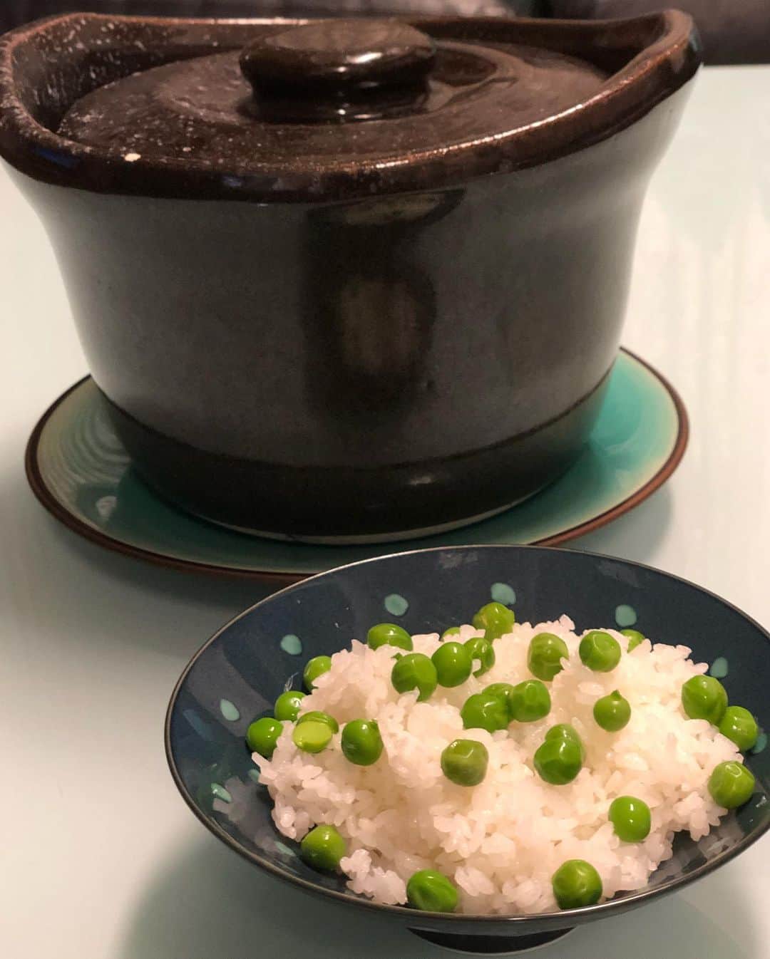しなしさとこさんのインスタグラム写真 - (しなしさとこInstagram)「. . 今夜はグリンピースご飯🍚 土鍋で炊くと美味しさ倍増😋 塩加減がいい感じ✨ 身体作りは食が大切です🍴 . . #しなしさとこ #女子格闘技 #格闘技女子#女子アスリート#腹筋女子 #ジョシカク #アラフォー #40代 #ボディメイク #フィジカルトレーニング #43歳 #筋肉女子 #筋肉#ジム女子 #美尻女子#脱げるカラダ#身体作りは食事から #グリンピースごはん #グリンピース #グリンピースご飯 #土鍋 #土鍋ごはん #土鍋ご飯 #土鍋炊飯#b型あるある」2月19日 19時34分 - shinashisatoko