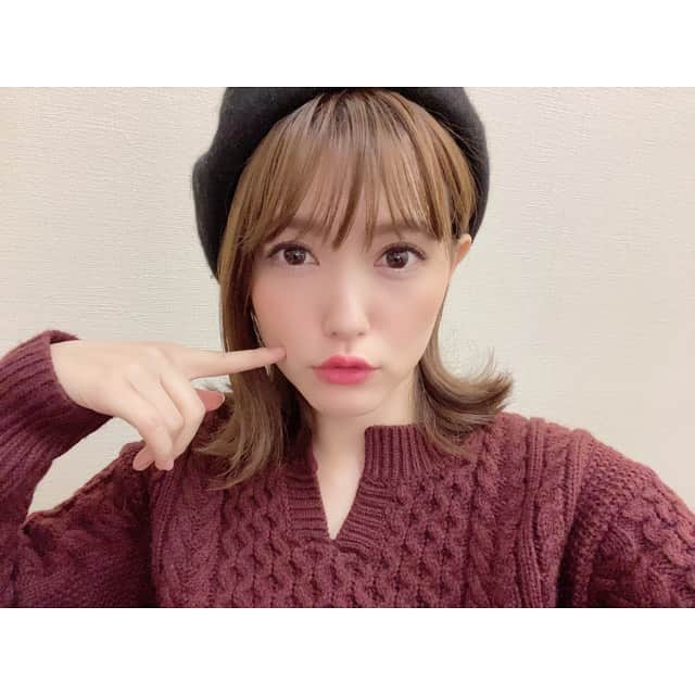 三島ゆかりさんのインスタグラム写真 - (三島ゆかりInstagram)「おすまし顔と笑顔💖😊 今年は実はインスタ365投稿、1万follower目指して頑張ってるんです🍎✨ グアムでいっぱい投稿したしと思って最近更新サボってました😂💦 フォローいいね待ってます🥺❤️ #ベレー帽 #ニットコーデ #外はねボブ #三島ゆかり #ゆかりんご #来店 #イベント #私服 #365投稿チャレンジ #10000followers #目標 #頑張ります #instagood #igdaily #すまし顔 #笑顔 #どっちが好き #followｍe」2月19日 19時45分 - apple340