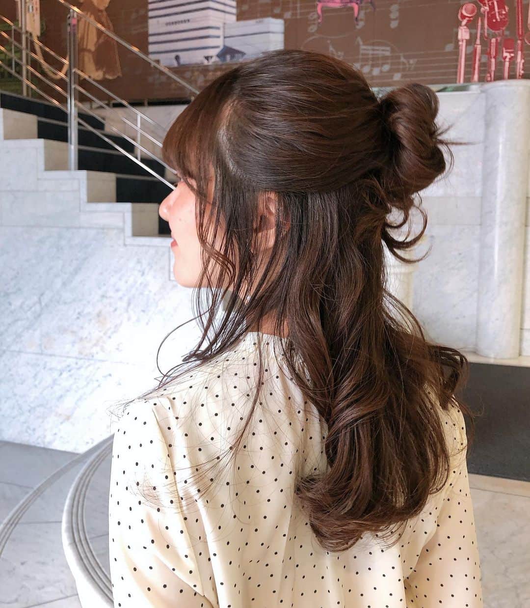 原直子さんのインスタグラム写真 - (原直子Instagram)「今日は髪型がポイントです✨ ハーフアップだけどお団子。 ▶︎ワンピース #ハニーズ　#honeys #アサデス  #ハーフアップお団子 #ハーフアップ　#ロングヘアアレンジ」2月19日 19時37分 - naoko_15_hara