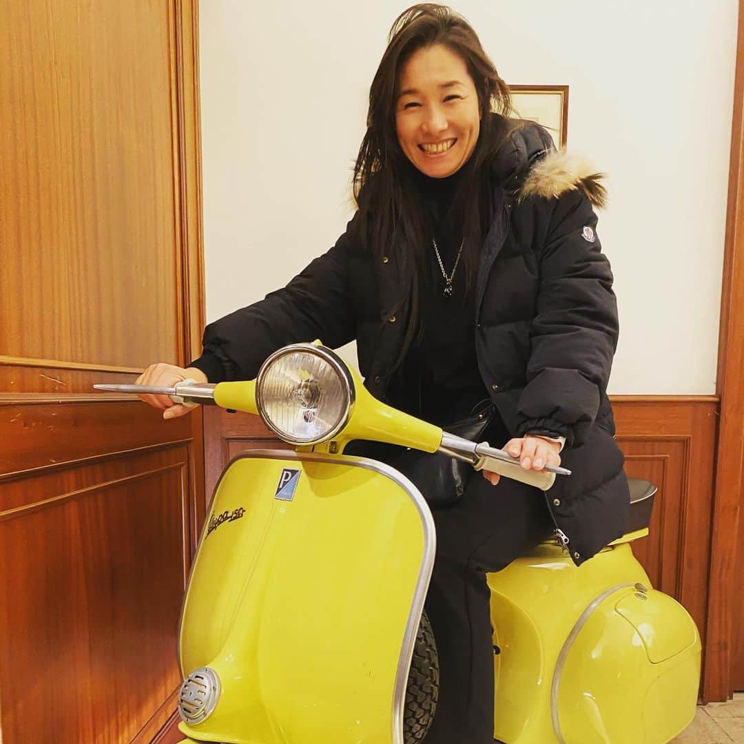 のインスタグラム：「お店の中に入ってみると… かわいい黄色のVespa😍 かなりの年代ものVespa！ #伊達公子 #kimikodate #テニス #テニスプレイヤー #テニスプレーヤー #tennis #tennisplayer #italy #napoli #イタリア #ナポリ #vespa #ベスパ」