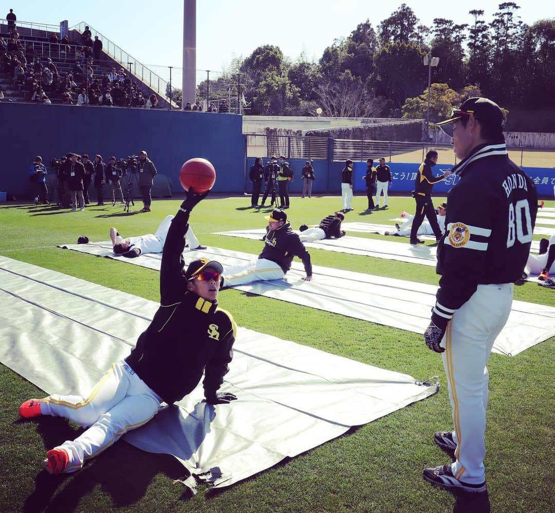 福岡ソフトバンクホークスさんのインスタグラム写真 - (福岡ソフトバンクホークスInstagram)「#宮崎春季キャンプsupportedbyjwave #第5クール1日目 #キャンプ日和#長谷川勇也 #きれいなお手本#岩嵜翔 #がんばれ#森唯斗 #キープしたまま#今宮健太 #流し目#上林誠知 #誕生日スピーチ#ずっと考えてたそうな#古谷優人 #マツダのM#松田遼馬#後ろにも#Mいるよ #バッティング練習を見つめる#柳田悠岐 #softbankhawks #ホークス #s15」2月19日 19時43分 - softbankhawks_official