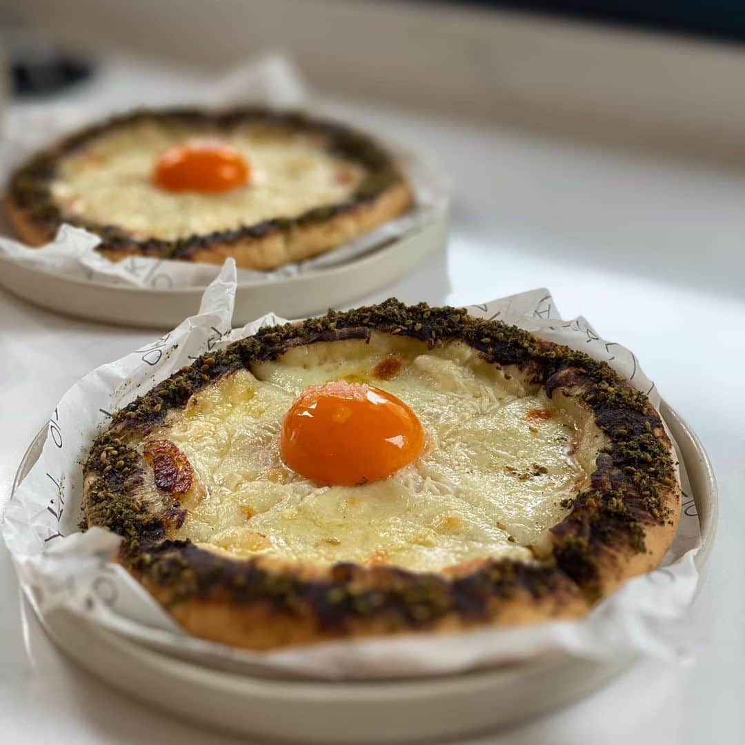 Symmetry Breakfastさんのインスタグラム写真 - (Symmetry BreakfastInstagram)「Breakfast at @oklava_ldn at their new bakery near Warren St ❤️ Called ahead to order their Black Sea Pide that’s normally a lunch and dinner menu item only (occasionally in at weekends too)! Cheesy garlic and egg with that za’atar crust, DIVINE! Made by the ever so talented @selinkiazim 👋🏼 Swipe across for some yolky porny action 😂 #symmetrybreakfast #yolkporn」2月19日 19時53分 - symmetrybreakfast