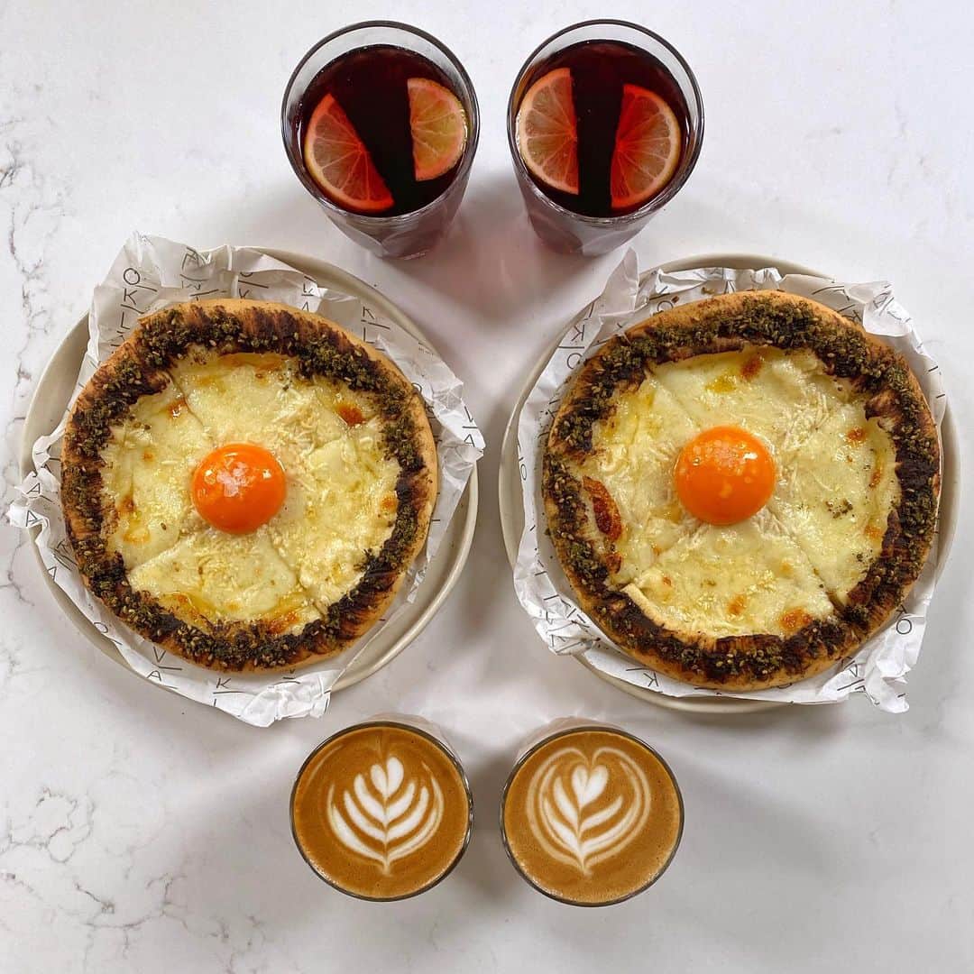 Symmetry Breakfastのインスタグラム：「Breakfast at @oklava_ldn at their new bakery near Warren St ❤️ Called ahead to order their Black Sea Pide that’s normally a lunch and dinner menu item only (occasionally in at weekends too)! Cheesy garlic and egg with that za’atar crust, DIVINE! Made by the ever so talented @selinkiazim 👋🏼 Swipe across for some yolky porny action 😂 #symmetrybreakfast #yolkporn」