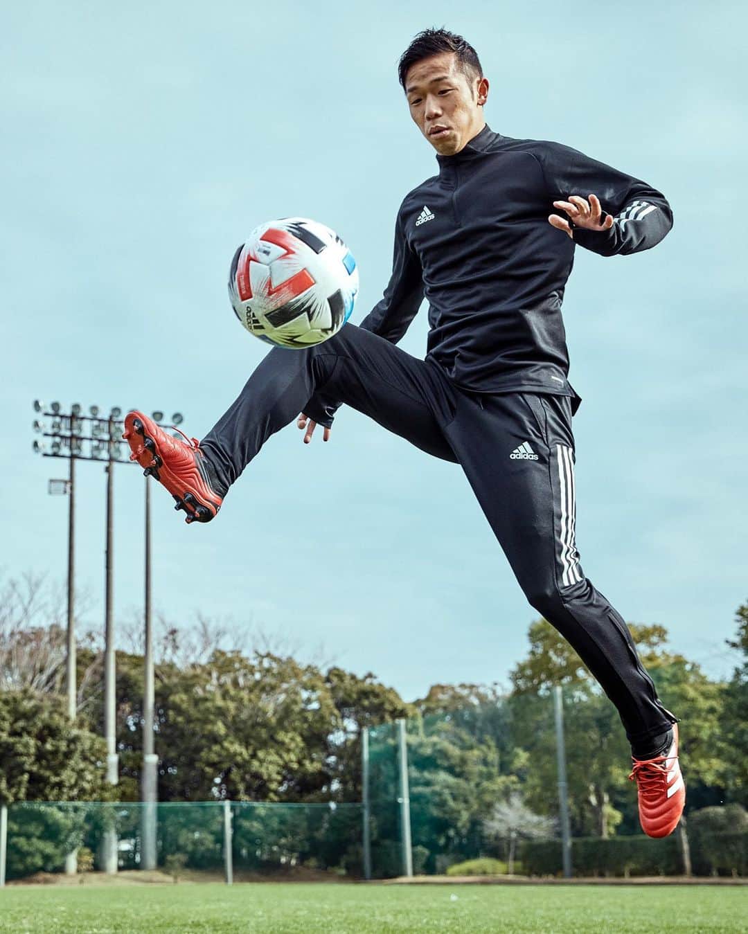ADIDASTOKYOさんのインスタグラム写真 - (ADIDASTOKYOInstagram)「#喜田拓也 @takuya_kida が見せる、天空トラップ。抜群なコントロールテクニックで、高く上がったボールでも、しなやかなトラップで思いのままに。  #COPA20 #サッカー #東京 #adidastokyo #アディダス」2月19日 19時46分 - adidastokyo
