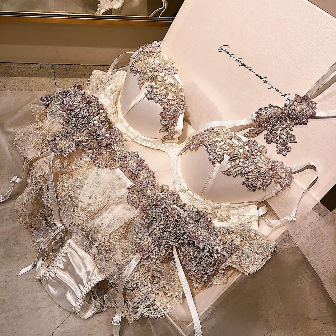 Ravijour札幌4丁目プラザ店のインスタグラム：「#comingsoon . 前回ご紹介した【フローラルデコレーション】 お色違いの【アイボリー】をご紹介✨  #ravijour  #ラヴィジュール  #ravijourstaff  #ravijoursapporo #ravijourofficial  #新作 #ランジェリー #ブラセット」