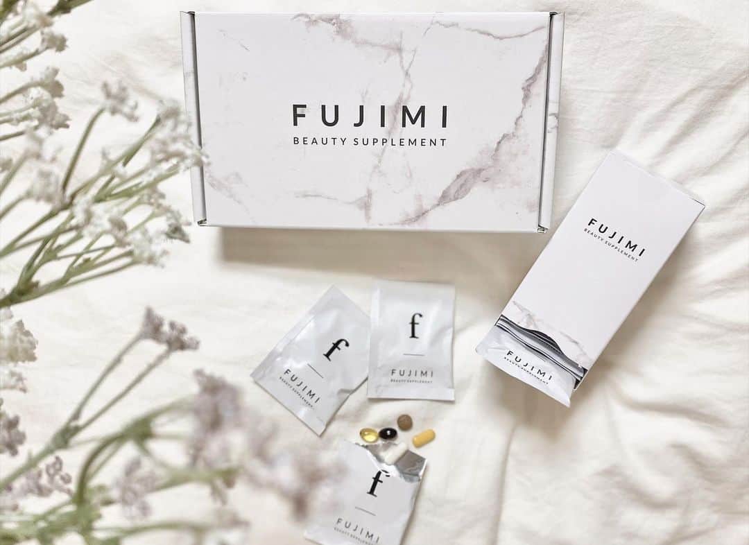 のインスタグラム：「最近いつものサプリに プラスして飲んでる﻿ @fujimi_official 🧚🏻‍♀️﻿ ﻿ 携帯の美容肌診断で11種類の中から﻿ 今の自分に合った5種類のサプリを﻿ 処方して届けてくれるの！﻿ ﻿ 個分けの包装になっていて持ち歩きもしやすくて﻿ もちろん日本製、そしてスーパーフードも﻿ たくさん含まれてるよ🍅﻿ ﻿ 今の自分に何が足りてないか﻿ HPから肌診断だけしてみるのもあり◎﻿ ﻿ #FUJIMI #FUJIMIサプリ #PR﻿ #フジミ #肌診断 #カスタマイズサプリ﻿ #サプリメント #サプリ #美容 #美肌﻿ #肌質改善 #美容サプリ #momoka_beauty」