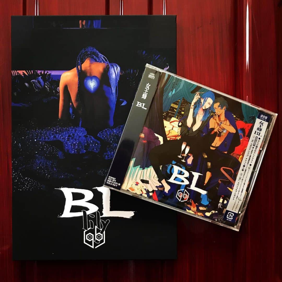 ながしまみのりのインスタグラム：「女王蜂 NewAlbum「BL」﻿ 今回もアレンジ、演奏、プログラミング﻿ たくさん参加させていただきました。﻿ ﻿ 新しい挑戦と、求められる進化と、女王蜂とずっと一緒にやってきているからこその感覚と、﻿ 全部ひっくるめて昇華できるよう挑みました。﻿ ﻿ 今回はいつも以上に色々と任せてもらったので、試行錯誤の日々でしたが、﻿ ディレクターさん、エンジニアさんはじめ、﻿ 素晴らしい制作チームのみなさんのクリエイティブにたくさん助けていただきました。﻿ プロフェッショナルはかっこいい。﻿ ﻿ とても”強い”作品です。﻿ 制作に参加でき光栄です。﻿ ﻿ ——﻿ ﻿ I did arrangement, programming, playing keyboard and piano for 女王蜂’s new album “BL”.﻿ ﻿ I tried to sublimate everything. A new challenge, the required evolution, and the experience of working with 女王蜂 for long time...﻿ ﻿ This time I did a lot of trial and error.﻿ Thanks to the production team which helped me.﻿ ﻿ I am honored to participate in the creation “BL”.﻿ ﻿ ——﻿ #女王蜂 #女王蜂﻿BL #BL」