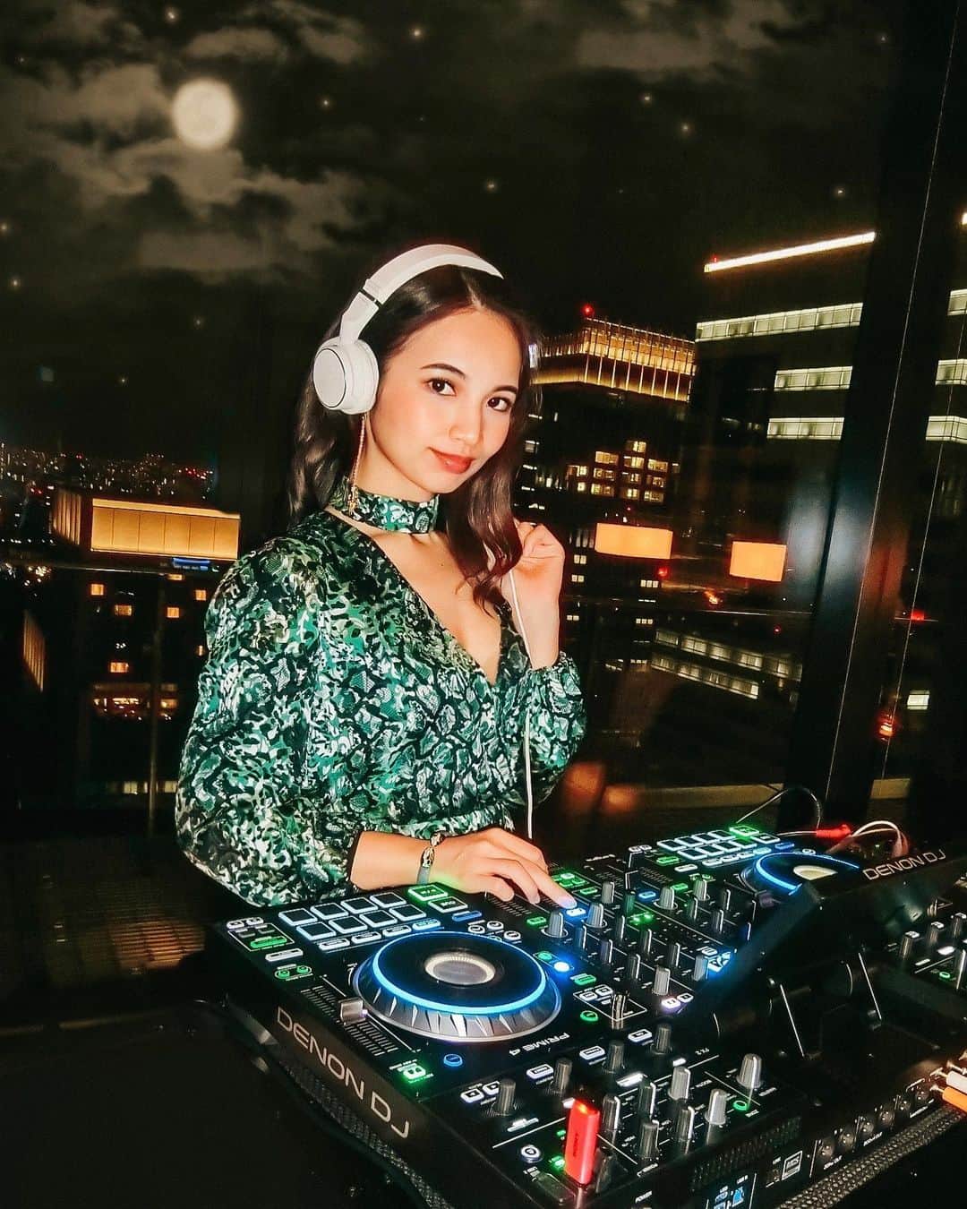 のインスタグラム：「こんばんは🌛♥️♥️. . 昨夜はオフでたくさん遊んでしまいました…🤣！ インスタ見てますって話しかけてくれた皆さま、うれしかったです。ありがとうございます🥺🥺🥺😭😭💕. . さて遊んでばかりですが、本業も頑張ります！今週は👉👉. 2/19 1967🍸六本木 2/20 Aman tokyo 2/21 Coyote ugly 2/21 ATOM TOKYO 2/22 Coyote ugly . お待ちしてます♡. . 写真は先日のアマン🗼. #DJ #DJing #🎧 #djlife #djtime #party #partytime  #nightclub #djbooth #nightout #music #rock #disco #work #djingismylife #tokyo  #bar #aman #amantokyo #lounge #バー #ラウンジ #アマン東京 #アマン #東京 #onepiece #ooted #nightview #夜景」