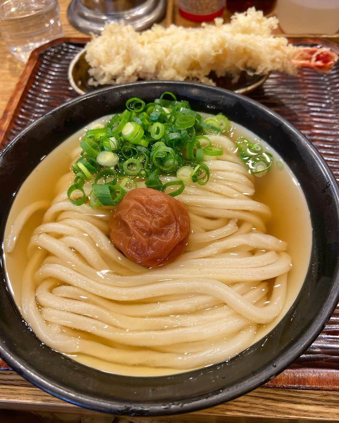 みかさんのインスタグラム写真 - (みかInstagram)「今日のお昼は  うどん丸香さんにて かけうどんに海老天と梅干し トッピング。 *  久々仕事で神保町へ カレーとか気になりつつ やっぱりここに来ちゃう✨ 今日は若者女子と一緒で 美味しい美味しい、と 盛り上がりながら 食べてよりおいし、たのし❤︎ *  黄金に輝くいりこだしに もっちり喉越しよく コシのある 麺が最強の1杯✨ *  奮発して頼んでみた海老天が ひゃっと声出ちゃう 美味しさ😂 ごま油の香りよく プリっといい感じに火が入った 海老に感動すら覚えました。  あー、美味しかった✨ *  そしてそして、 丸香のあとは おきまりコースな スタイルズケイクスさんへ 吸い込まれたのでした〜😂 *  私の不動の うどんNO.1とタルトNO.1✨  夜のおやつタイムが 楽しみ〜 *  今日もお疲れ様でした〜 * #うどん丸香#かけうどん#うどん#讃岐うどん#海老天#海老天うどん#うどん屋さん巡り#丸香#ランチ#神保町グルメ#神保町ランチ#udon#lunch#うどんラブ」2月19日 19時59分 - mikasko