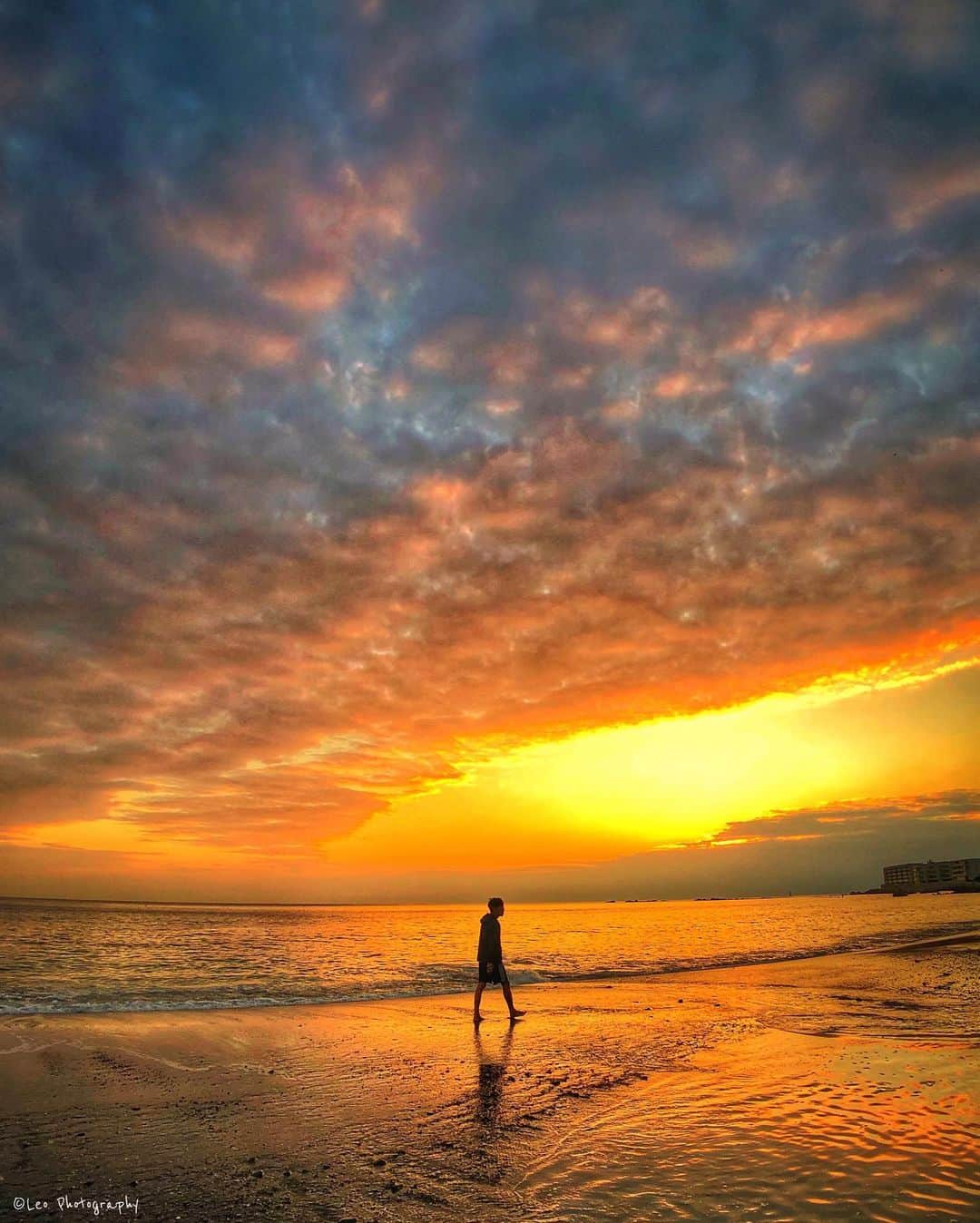 leo7000のインスタグラム：「いつかの夕焼け🌄🌅 やっぱり海の散歩は半袖短パン裸足だね‼️ 皆さん、今日もお疲れ様でした~♪ 🍺🍺✨」