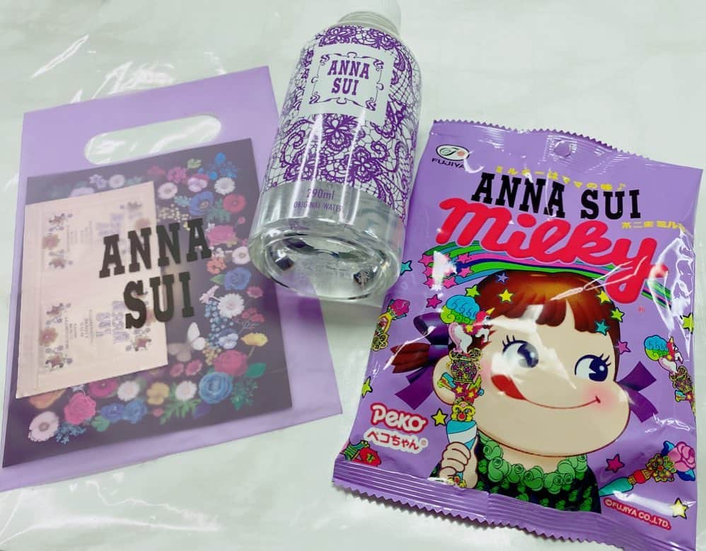 とぎもちさんのインスタグラム写真 - (とぎもちInstagram)「.﻿ 【ANNA SUI】﻿ ﻿ アナスイとミルキーのコラボミルキー💕﻿ ﻿ アナスイの淡い紫の﻿ おしゃれ感あるパッケージ 😳✨﻿ ﻿ 中身、味はおなじだけど﻿ パッケージ可愛いとテンション上がる😍﻿ ﻿ おまけでお水やコスメサンプルもくれました💓💓﻿ ﻿ ♡ #annasui #アナスイ #アナスイミルキー #アナスイお水 #アナスイサンプル #아나스이 #밀키 #限定ミルキー  #먹스타그램 #토기모치 #とぎもちkorea」2月19日 20時13分 - togistagram
