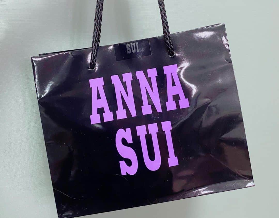 とぎもちさんのインスタグラム写真 - (とぎもちInstagram)「.﻿ 【ANNA SUI】﻿ ﻿ アナスイとミルキーのコラボミルキー💕﻿ ﻿ アナスイの淡い紫の﻿ おしゃれ感あるパッケージ 😳✨﻿ ﻿ 中身、味はおなじだけど﻿ パッケージ可愛いとテンション上がる😍﻿ ﻿ おまけでお水やコスメサンプルもくれました💓💓﻿ ﻿ ♡ #annasui #アナスイ #アナスイミルキー #アナスイお水 #アナスイサンプル #아나스이 #밀키 #限定ミルキー  #먹스타그램 #토기모치 #とぎもちkorea」2月19日 20時13分 - togistagram